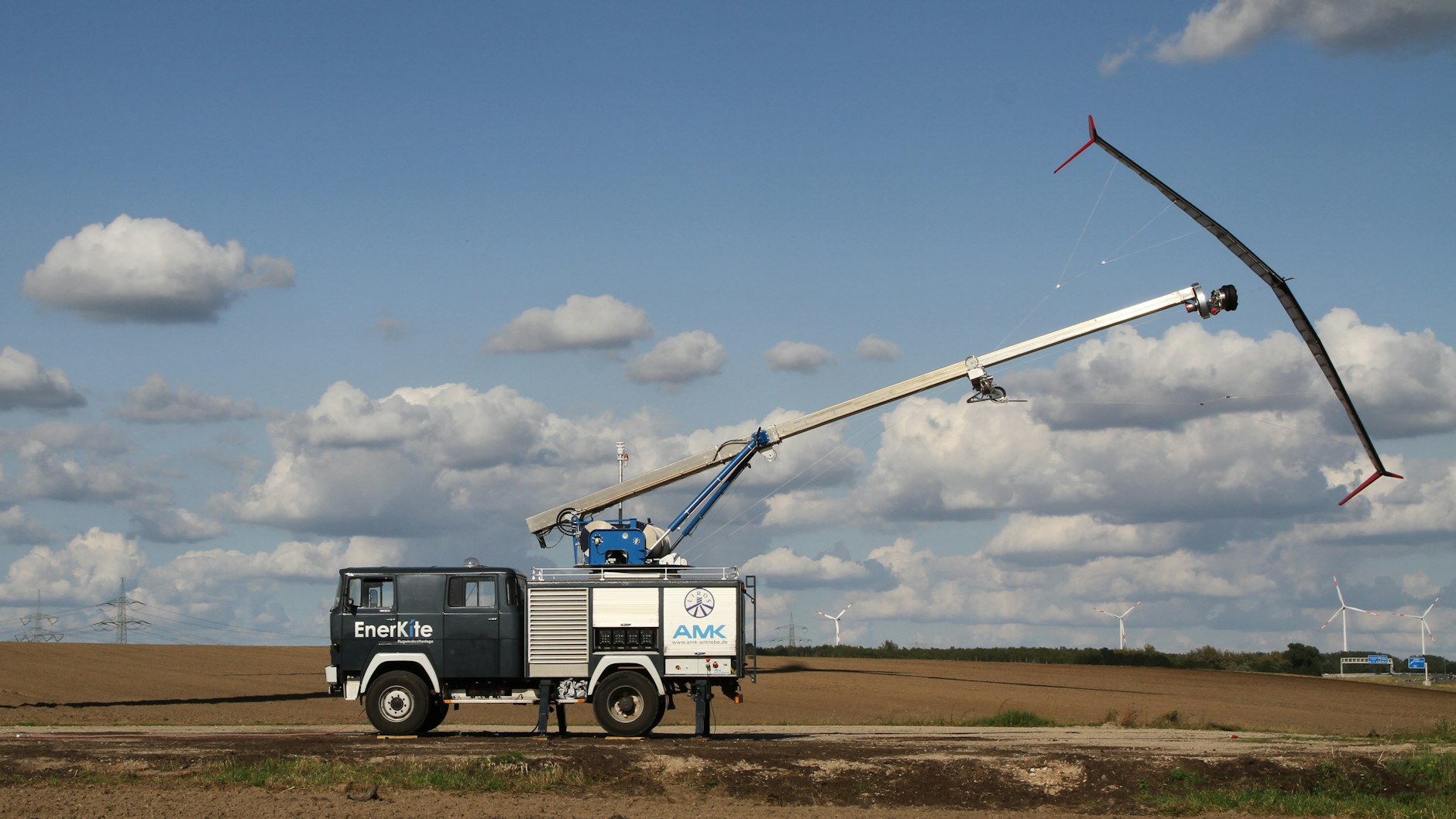 Ein Compterprogramm startet und landet den Drachen automatisch.