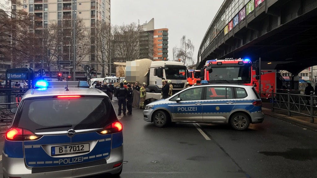 Ein Radfahrer wurde von einem Lkw überrollt.