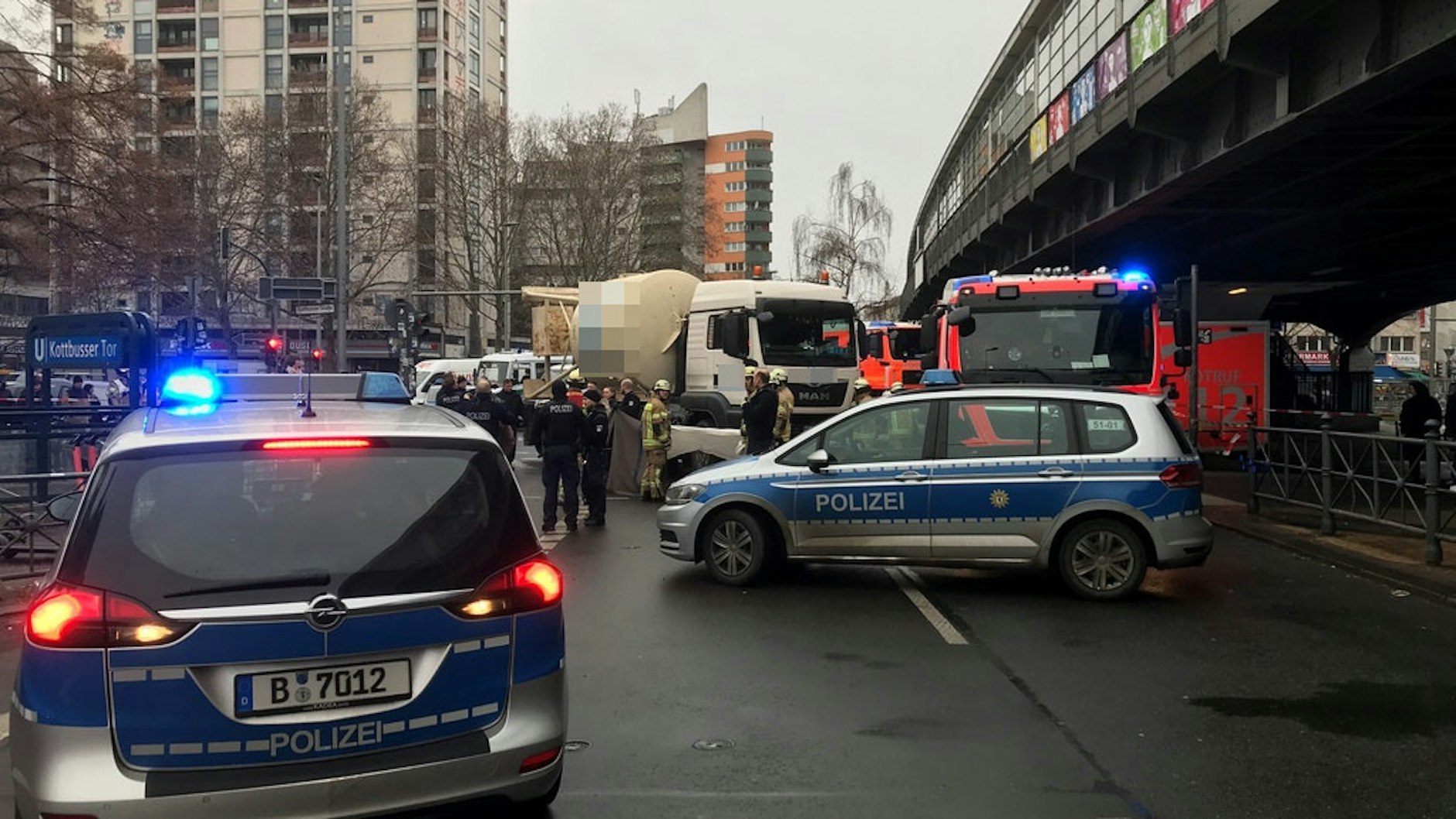 Ein Radfahrer wurde von einem Lkw überrollt.