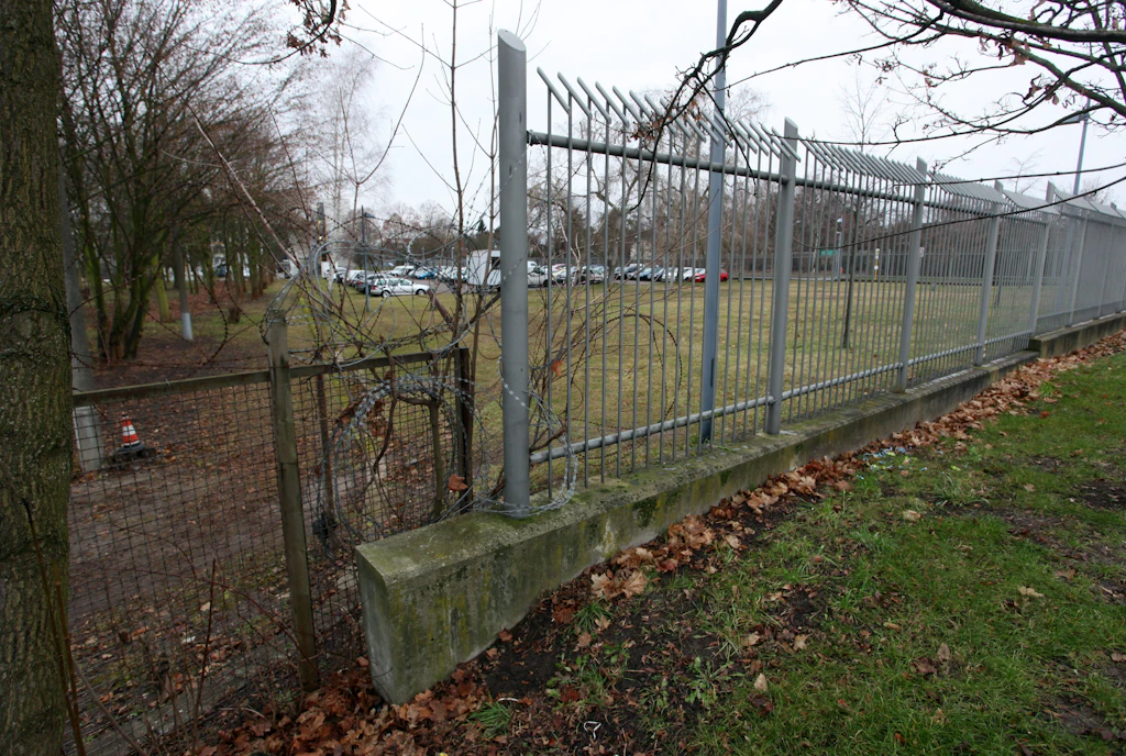 Unbekannte wollen bei der Polizei Buntmetall stehlen