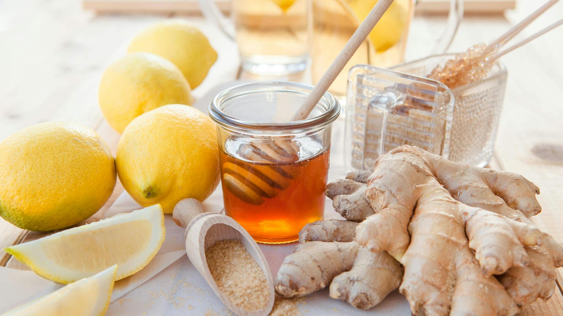 Zitrone, Ingwer und Honig gehören zu den beliebten Hausmitteln derzeit. 