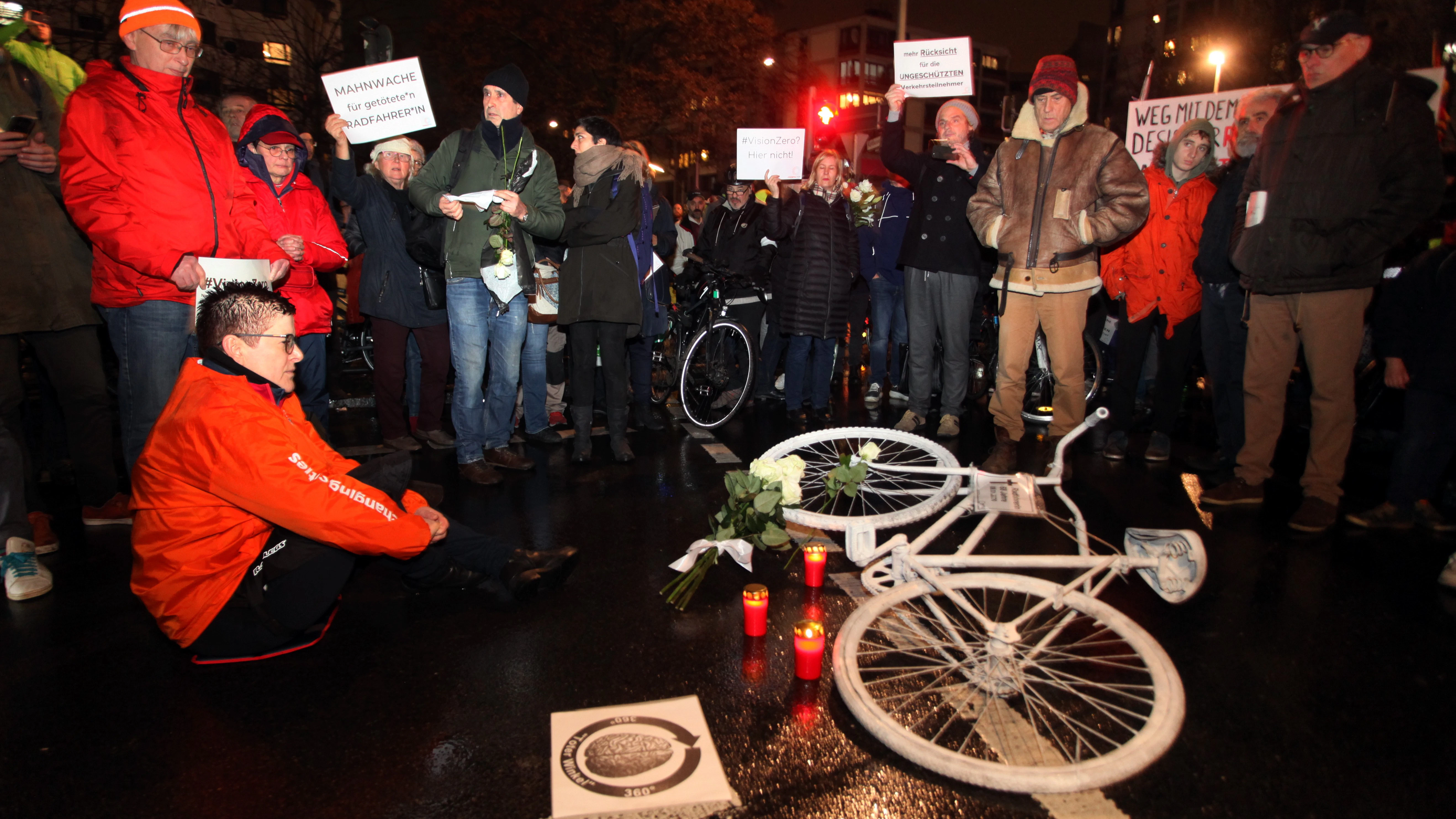 Trauriges Gedenken. Teilnehmer der Mahnwache am Kottbusser Tor scharen sich am Donnerstag um ein „Geisterrad“, das an den Unfalltod einer Radfahrerin an diesem Ort erinnert.