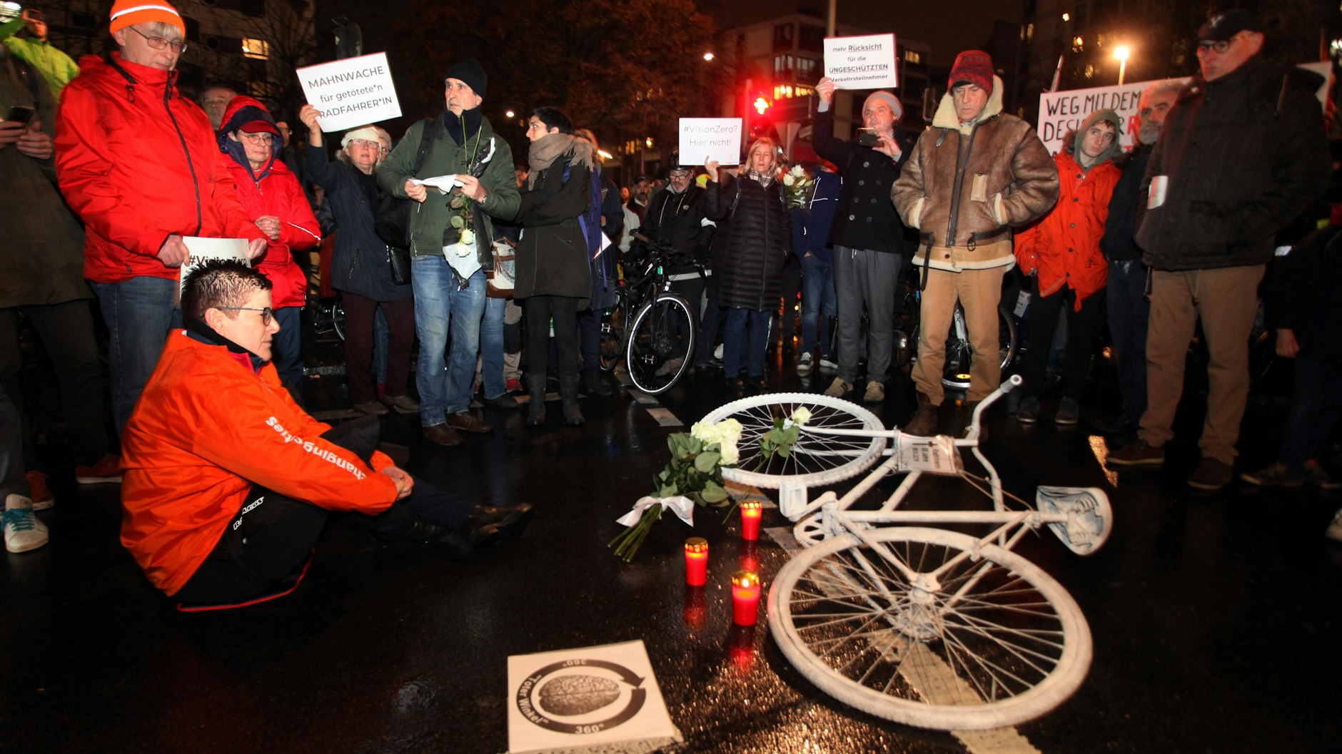 Trauriges Gedenken. Teilnehmer der Mahnwache am Kottbusser Tor scharen sich am Donnerstag um ein „Geisterrad“, das an den Unfalltod einer Radfahrerin an diesem Ort erinnert.
