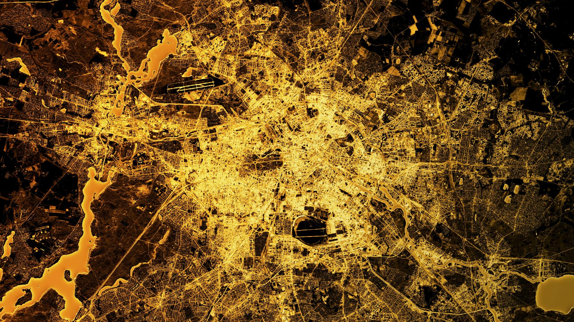 Ist unsere Stadt ein Mythos, der viele nährt und verschlingt? Was hält ihn am Leben? Berlin bei Nacht.