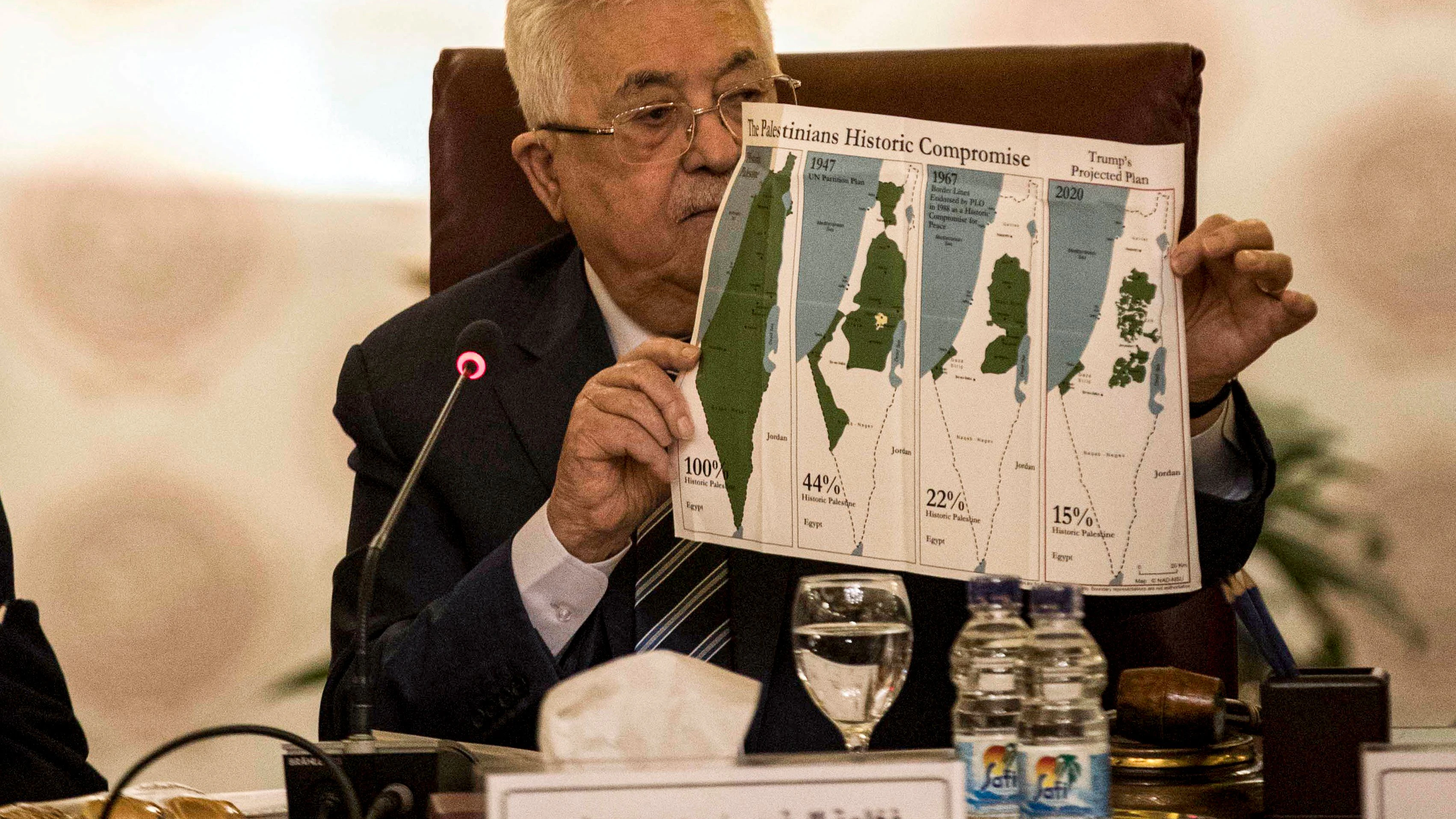 Palästinenserpräsident Mahmoud Abbas zeigte anhand einer Karte die Grenzveränderungen zwischen Israel und den Palästinensischen Gebieten.&nbsp;