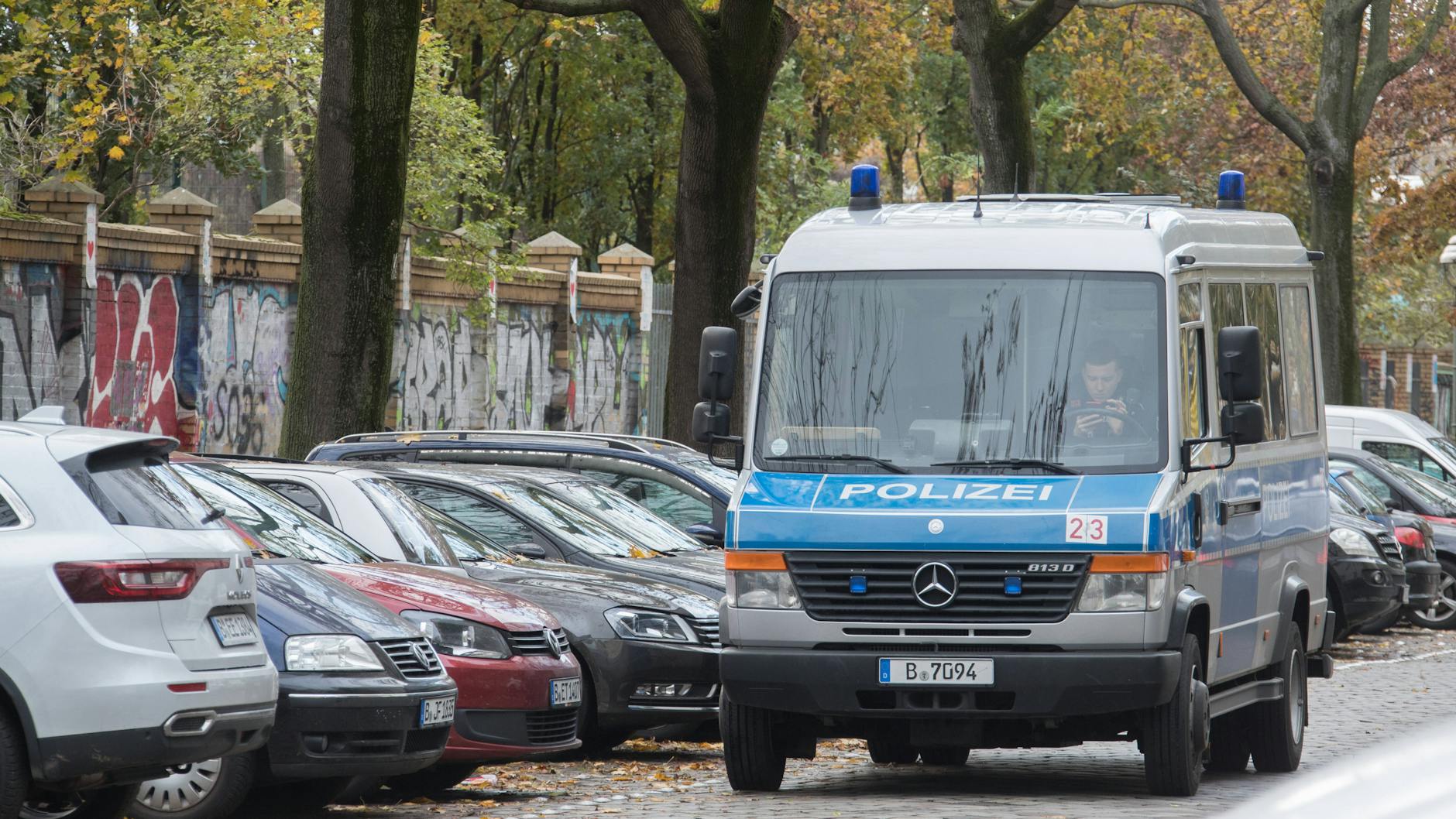 Ein Mannschaftswagen der Polizei steht am „Görli“. Grünen-Politikerin Herrmann möchte die Einsätze der Beamten im stark frequentierten Park erhöhen.
