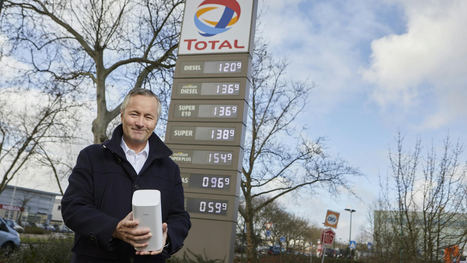 Hannes Ametsreiter, Geschäftsführer von Vodafone Deutschland, hält einen stationären 5G-Router („Gigacube 5G“) an einer Total-Tankstelle in den Händen.