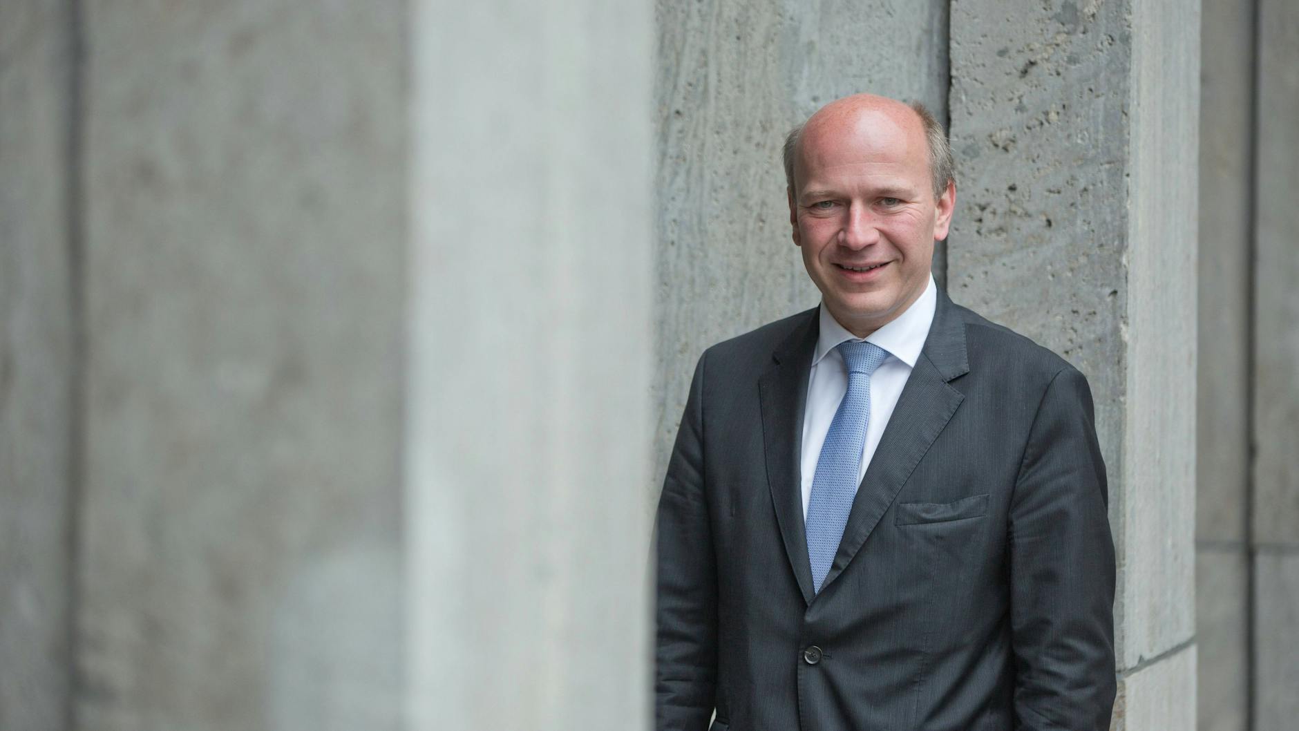 Der Berliner CDU-Chef Kai Wegner dankt Annegret Kramp-Karrenbauer.