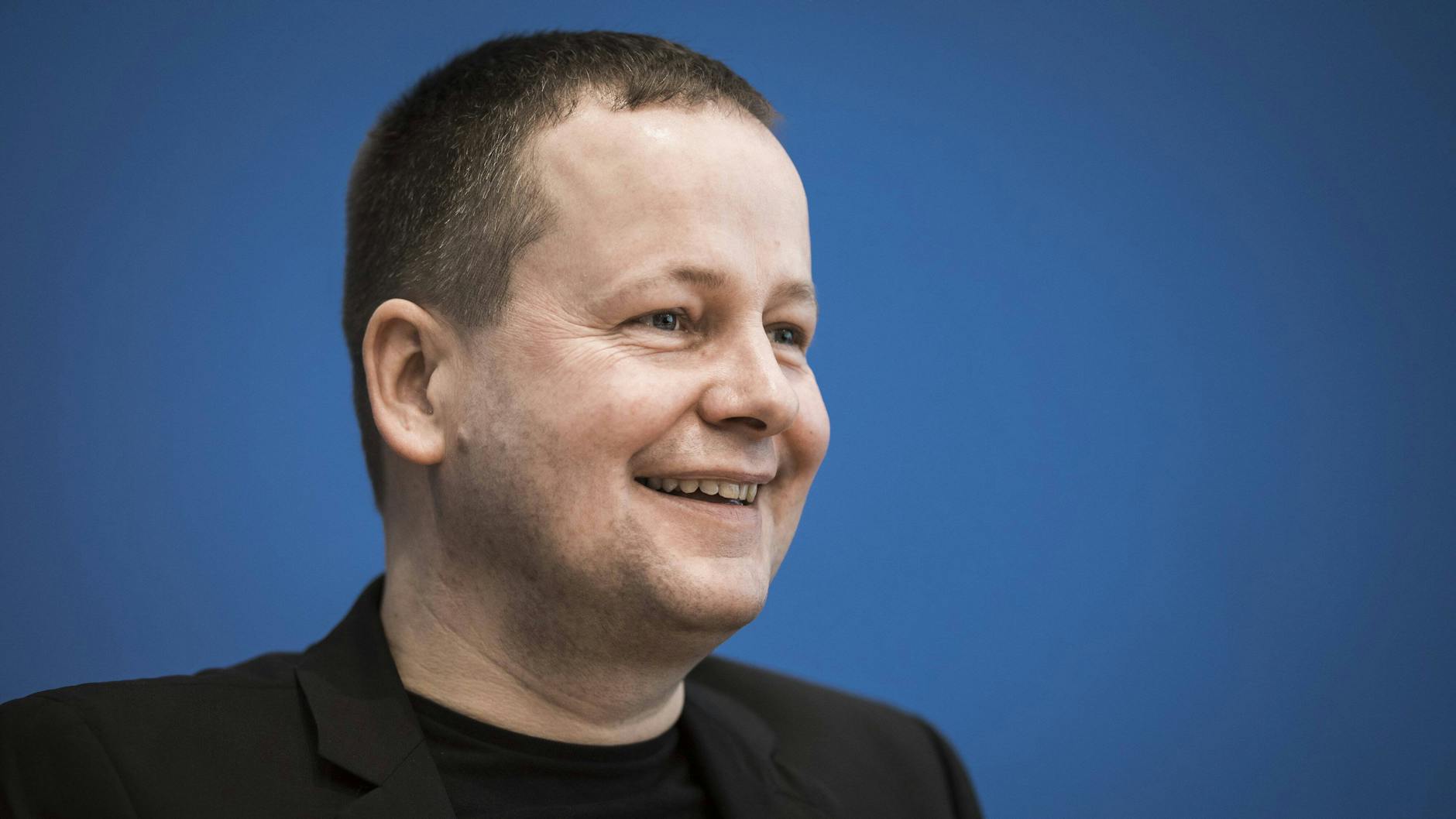 Hat gut lachen: Der Kultursenator Berlins Klaus Lederer (Linke) ist laut einer repräsentativen Forsa-Umfrage im Namen der Berliner Zeitung der beliebteste Politiker der Hauptstadt. 