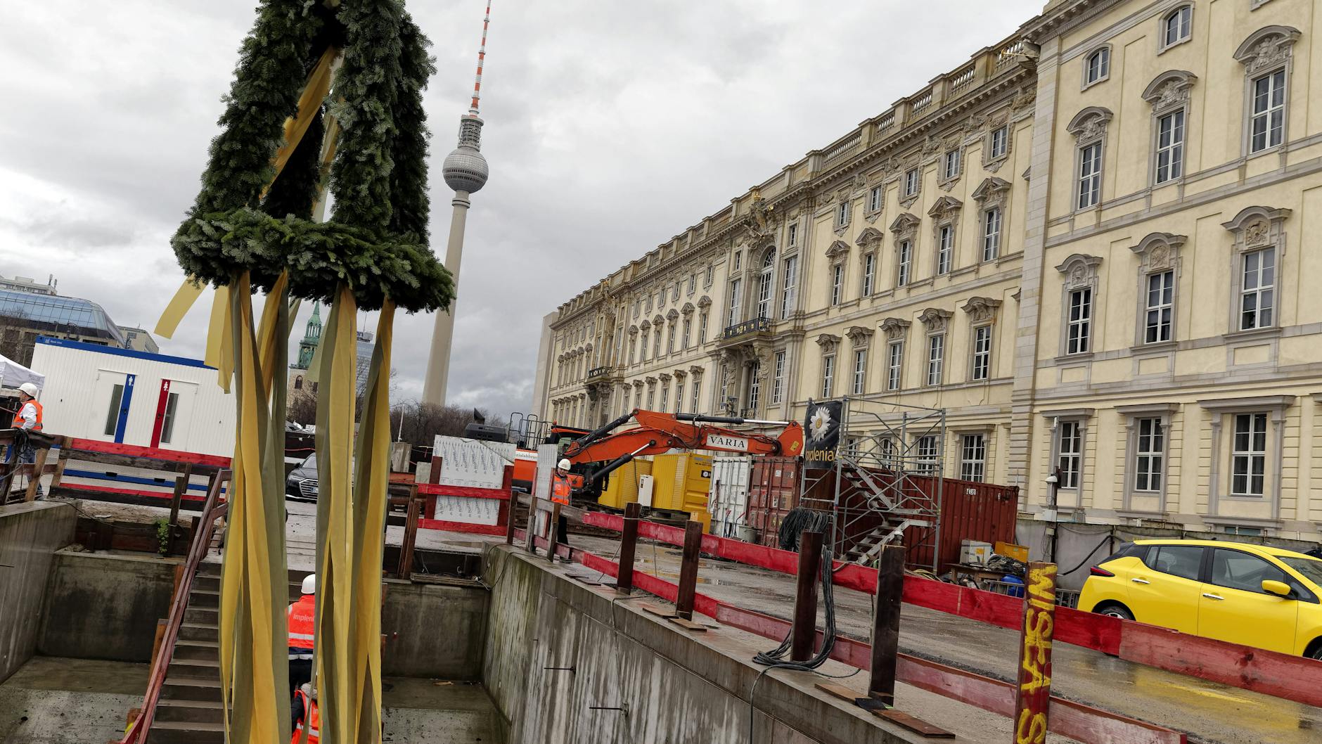 Richtfest mit Richtkrone am U-Bahnhof Museumsinsel. Nach berlintypischem Schlingerkurs kommt das Projekt U5-Verlängerung nun endlich in Fahrt. 