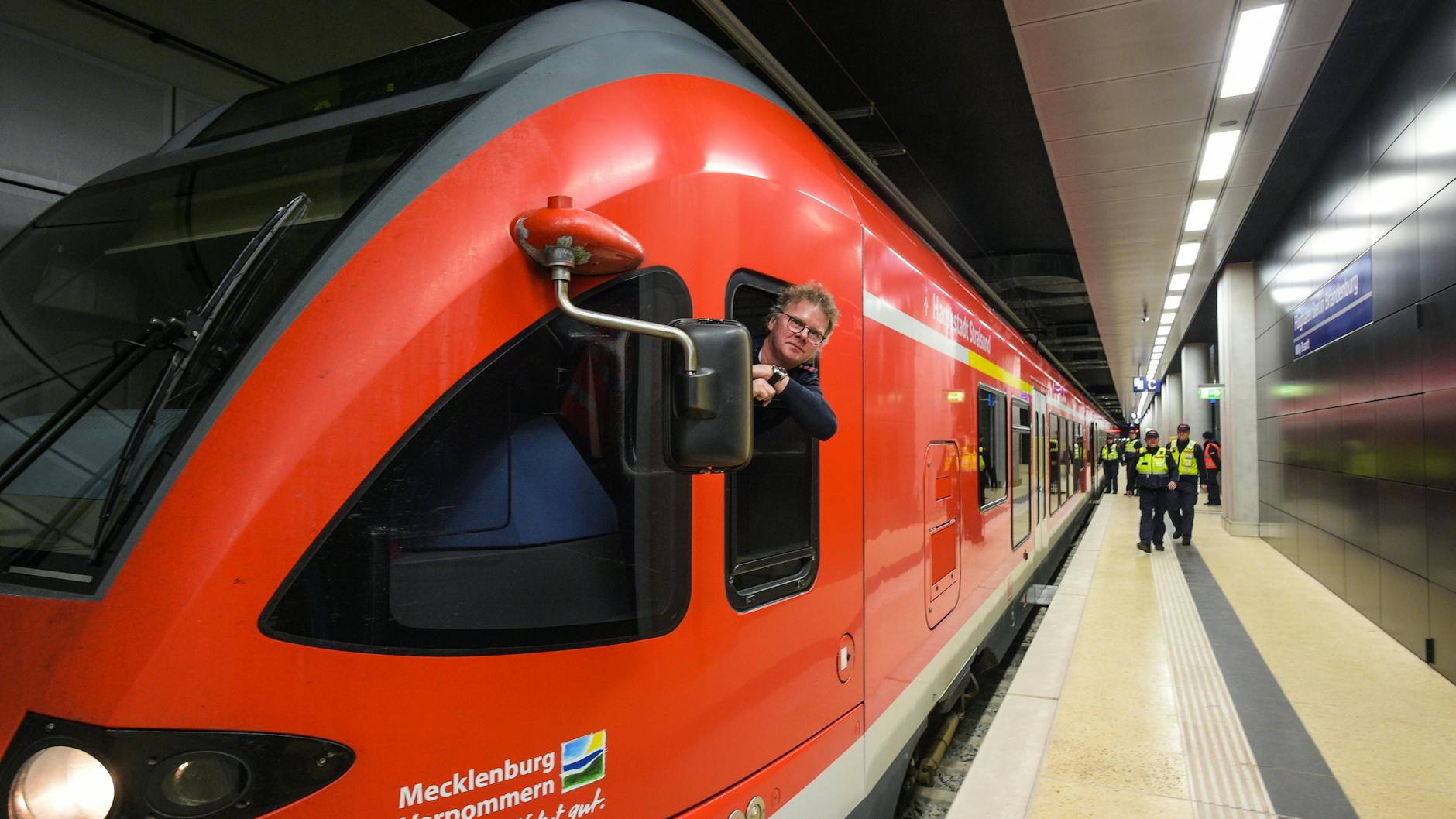 Lokführer Holger Prehn im Bahnhof unter dem BER.