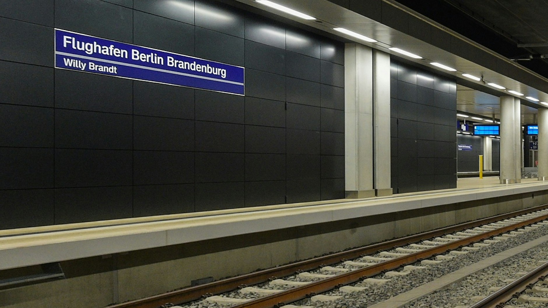 Noch ist auf den Stationsschildern der bisherige Bahnhofsname zu lesen. Künftig steht dort Flughafen BER Terminal 1-2. Ob es weiterhin Zusatzschilder mit dem Namen Willy Brandts geben wird, ist derzeit noch ungewiss.