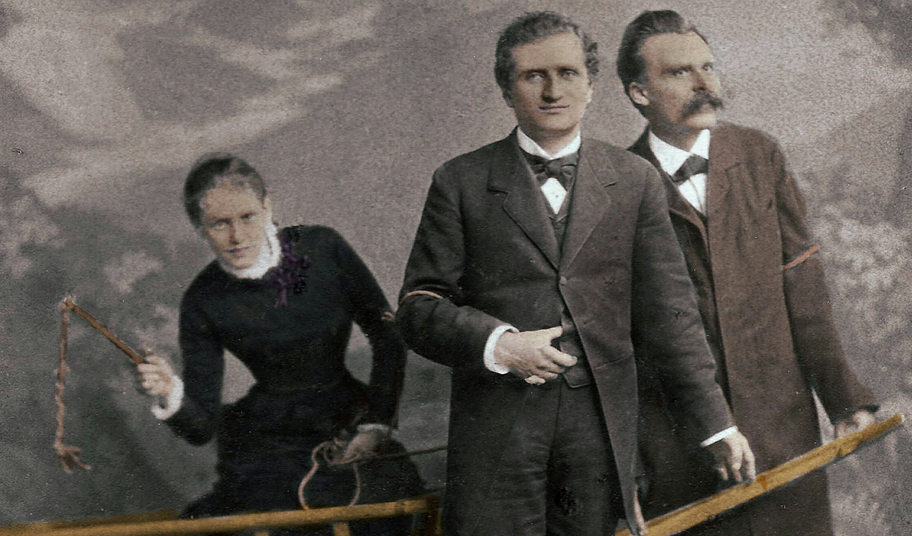 Die Psychoanalytikerin Lou Andreas-Salome und die Philosophen Paul Ree und Friedrich Nietzsche (r.), kolorierte Aufnahme von 1882, Atelier Jules Bonnet, Luzern. 