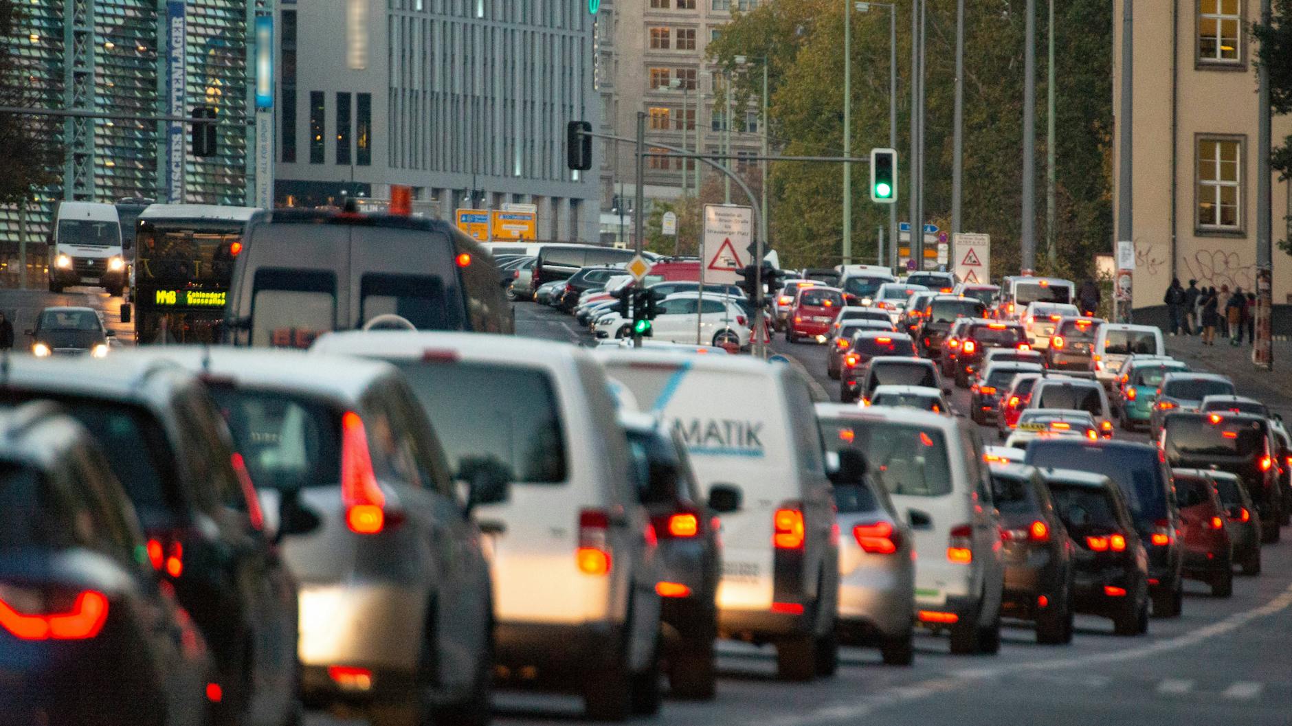 Stau in der Leipziger Straße in Mitte. Trotz rot-rot-grüner Verkehrspolitik steigt die Zahl der Kraftfahrzeuge. Seit 2017 gibt es in Berlin mehr als 1,2 Millionen zugelassene Kraftfahrzeuge.