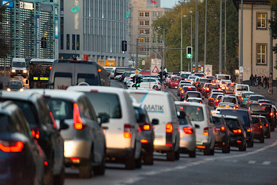 Stau in der Leipziger Straße in Mitte. Trotz rot-rot-grüner Verkehrspolitik steigt die Zahl der Kraftfahrzeuge. Seit 2017 gibt es in Berlin mehr als 1,2 Millionen zugelassene Kraftfahrzeuge.