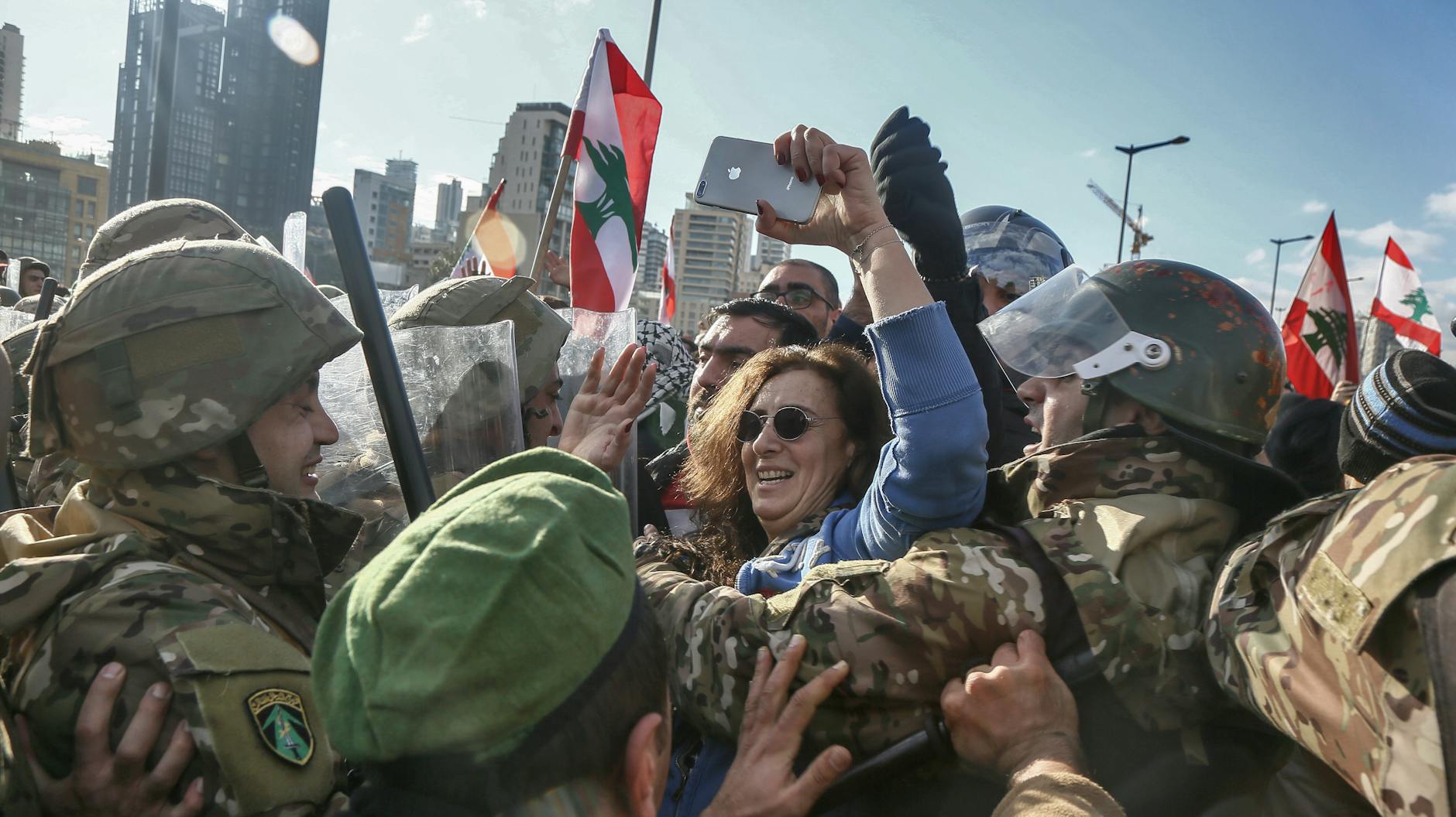 Libanon, Beirut: Regierungskritische Demonstranten werden von Soldaten der libanesischen Armee daran gehindert, zu dem Parlamentsgebäude vorzudringen. (Archivbild, 2.2.2020)