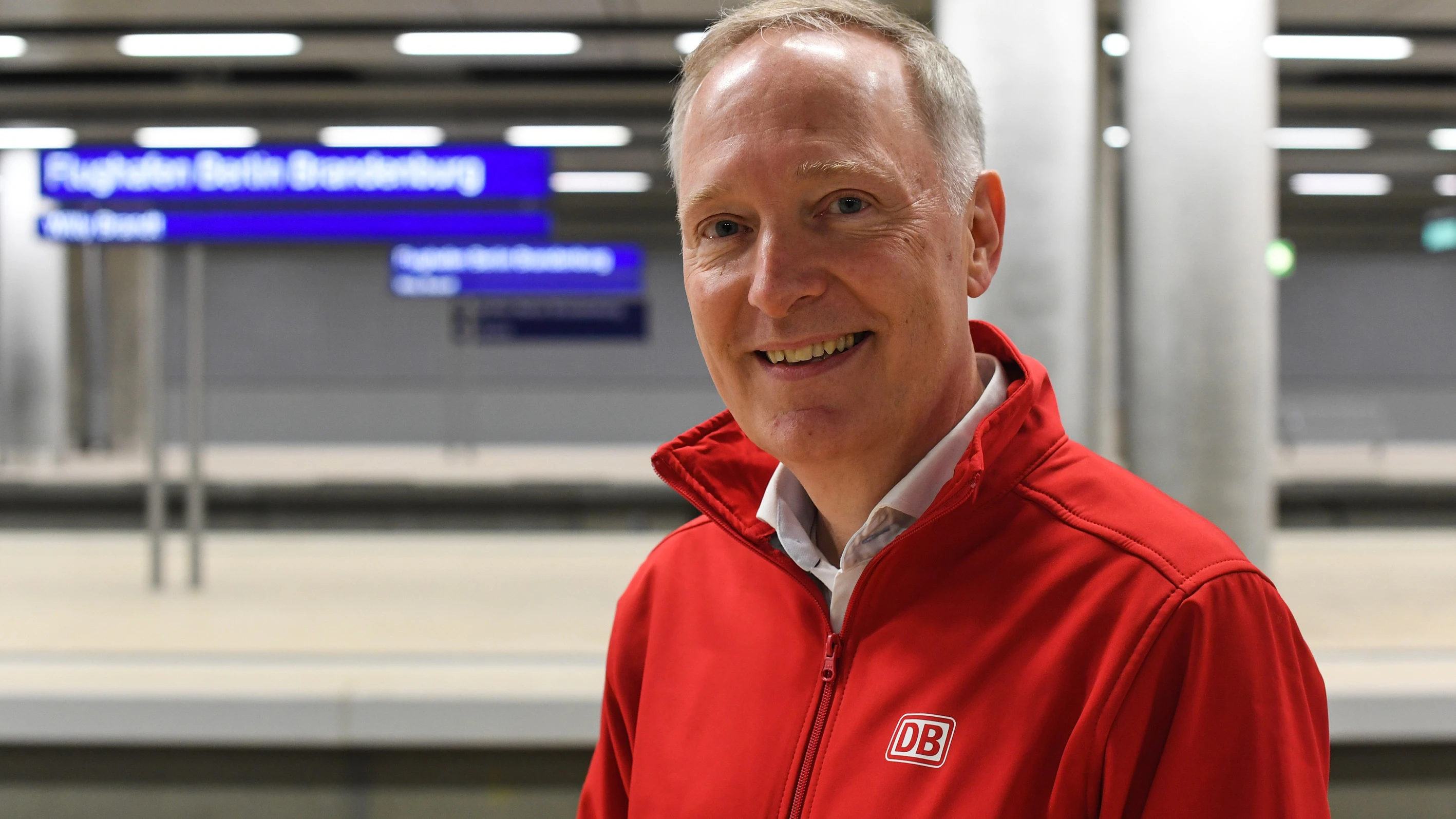 „Ein bisschen Häme muss erlaubt sein.“ Alexander Kaczmarek, Konzernbevollmächtiger der Deutschen Bahn für Berlin, führte durch den Flughafenbahnhof.&nbsp;