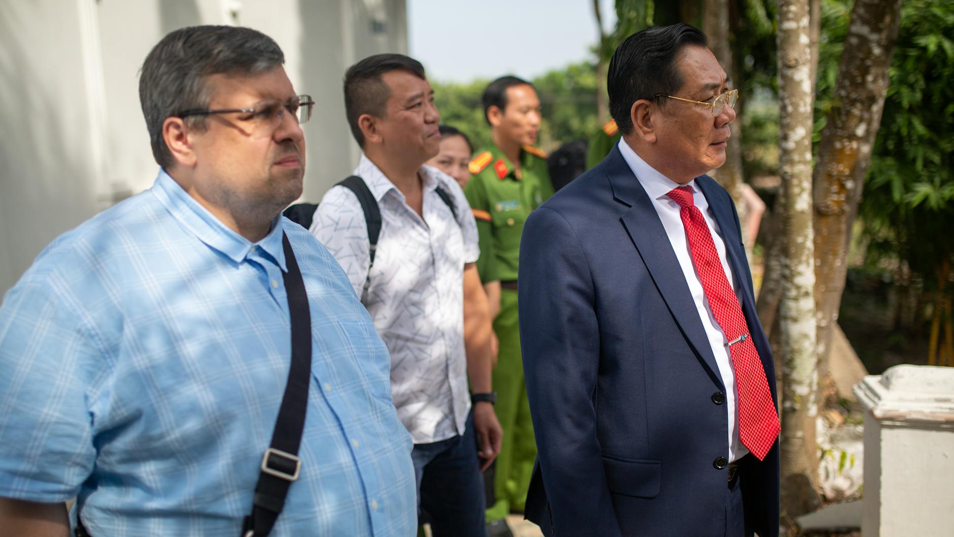 Der vietnamesische Generalleutnant Ho Thanh Dinh (rechts) wird während eines Rundgangs durch das Thu-Duc-Gefängnis von Journalisten begleitet.