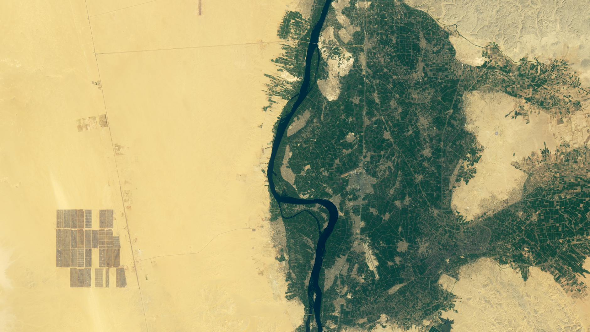 Mit einer Fläche, die mehr als 50 Fußballfeldern entspricht, ist Benban inzwischen auf Satellitenfotos aus dem Weltall zu sehen.