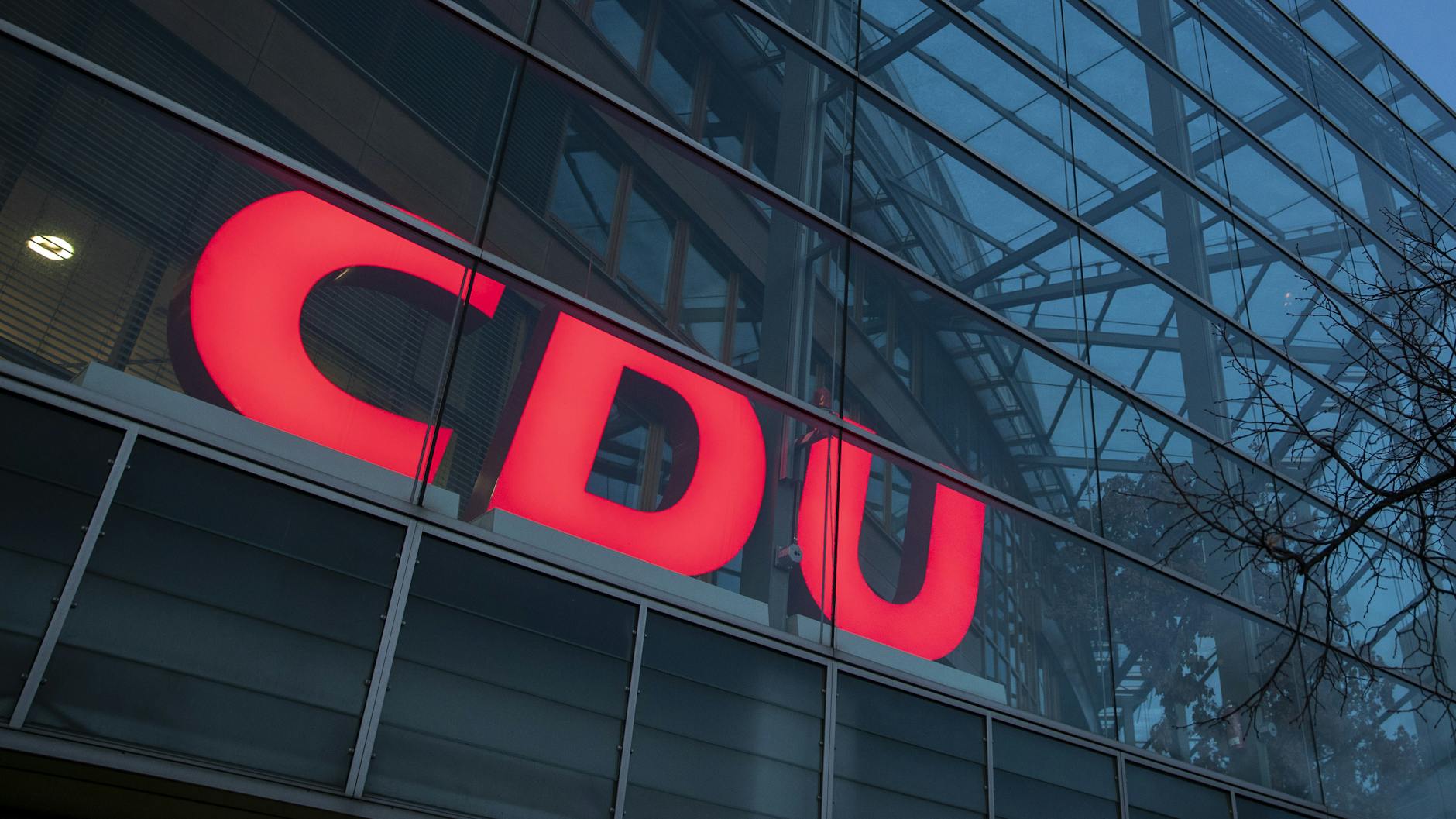 Der angekündigte Rückzug Annegret Kramp-Karrenbauers vom CDU-Parteivorsitz goss wenige Tage später Öl ins Feuer des internationalen Unruheherds.