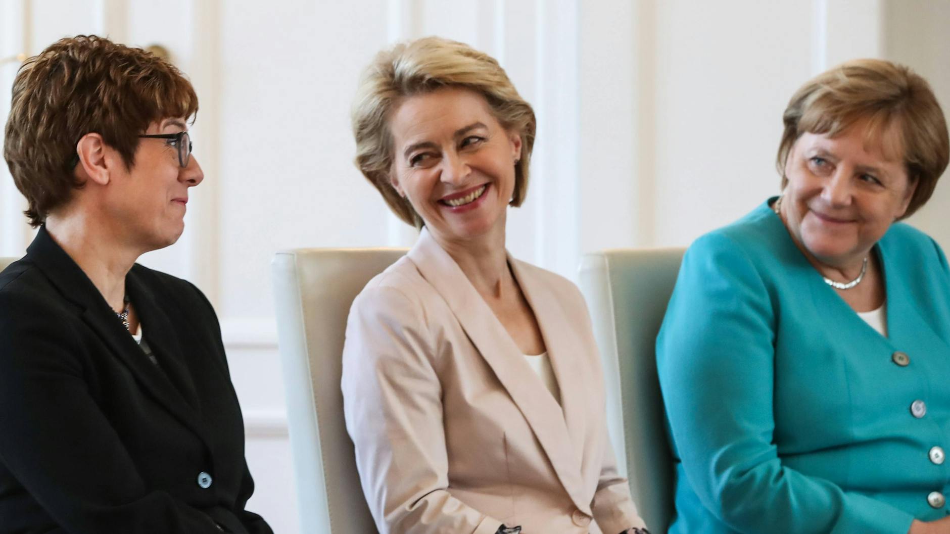 Juli 2019: Ursula von der Leyen (Mitte) wird als Verteidigungsministerin verabschiedet, weil sie EU-Kommissionspräsidentin wird. Ihre Nachfolgerin Annegret Kramp-Karrenbauer (rechts) folgt ihr nach. Kanzlerin Angela Merkel ist wieder ihre direkte Chefin. 