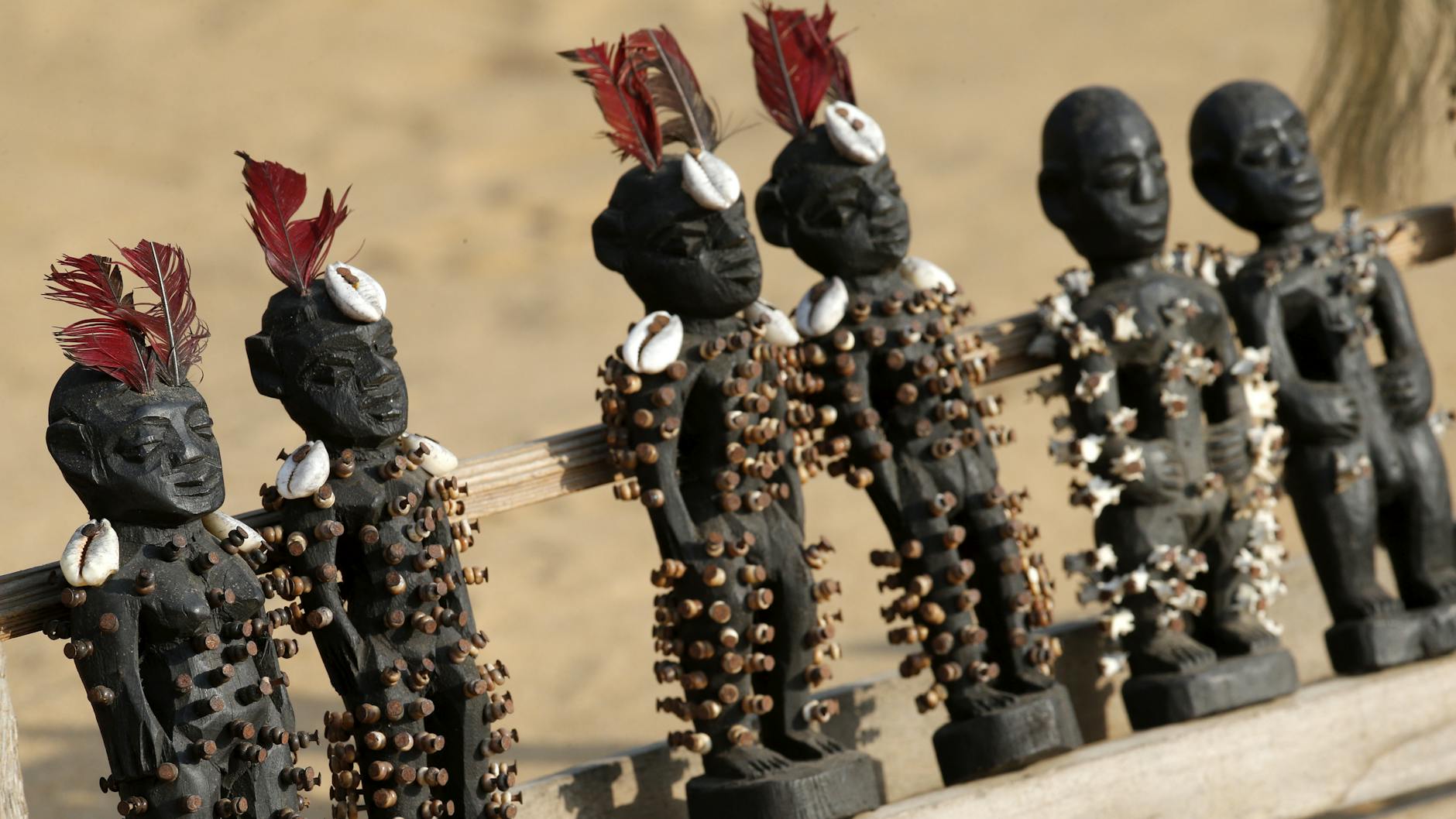 Die Voodoo-Afrikaner betätigten sich als Zauberer, Heiler und Weissager. Sie verwendeten Trommeln, Gesänge und Tanz, um in Trance zu geraten.