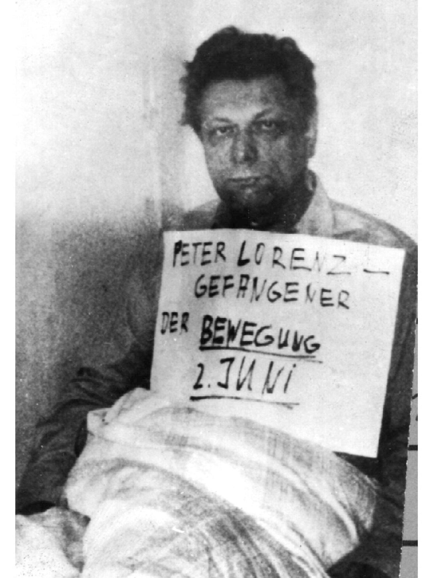 Der entführte CDU-Politiker Peter Lorenz im „Volksgefängnis“, wie die Terroristen sein Versteck in der Kreuzberger Schenkendorfstraße nannten.