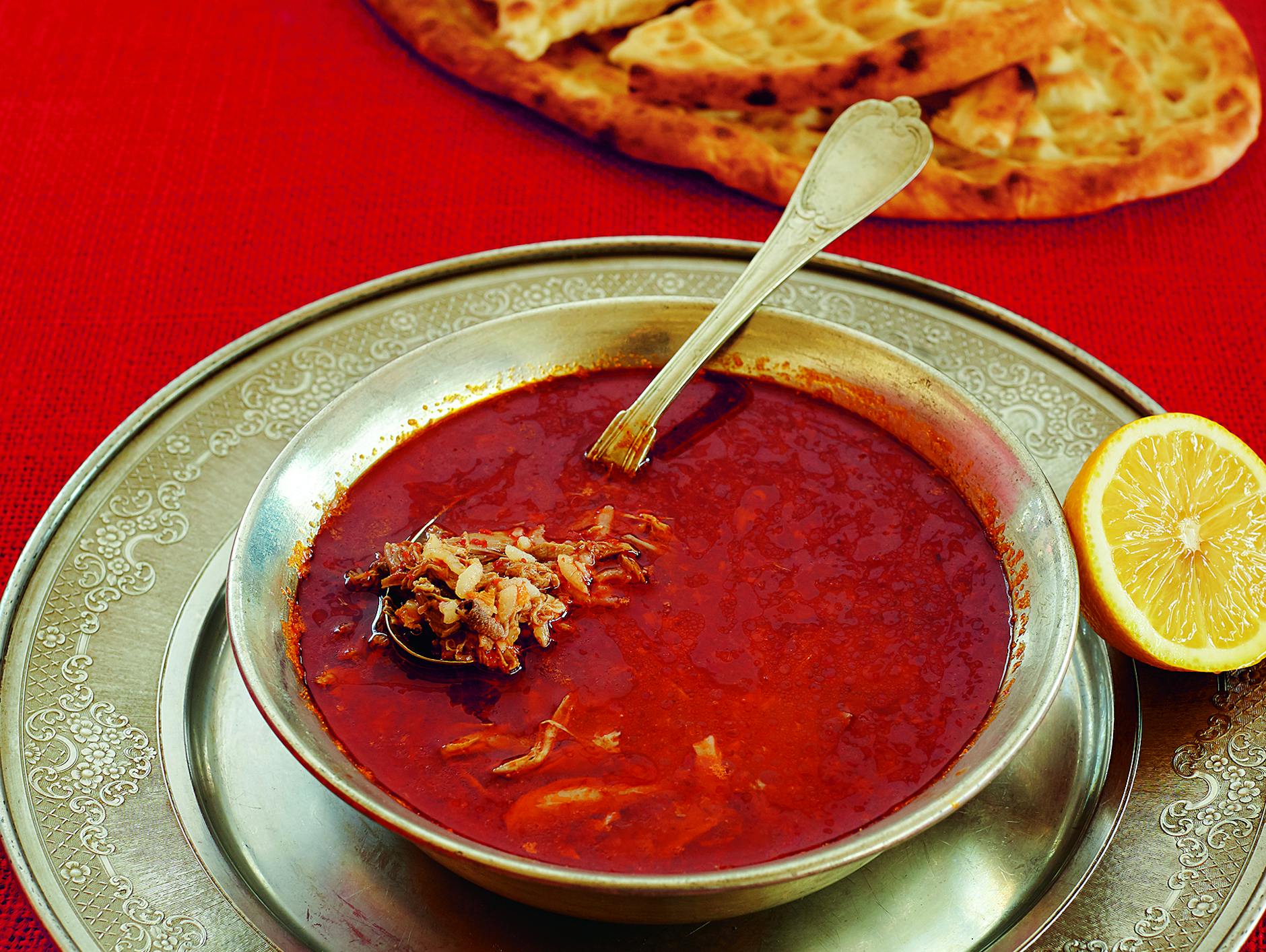 Eine Lammfleisch-Suppe mit Reis, die durch einige Spritzer Zitronensaft mediterranen Pep bekommt.