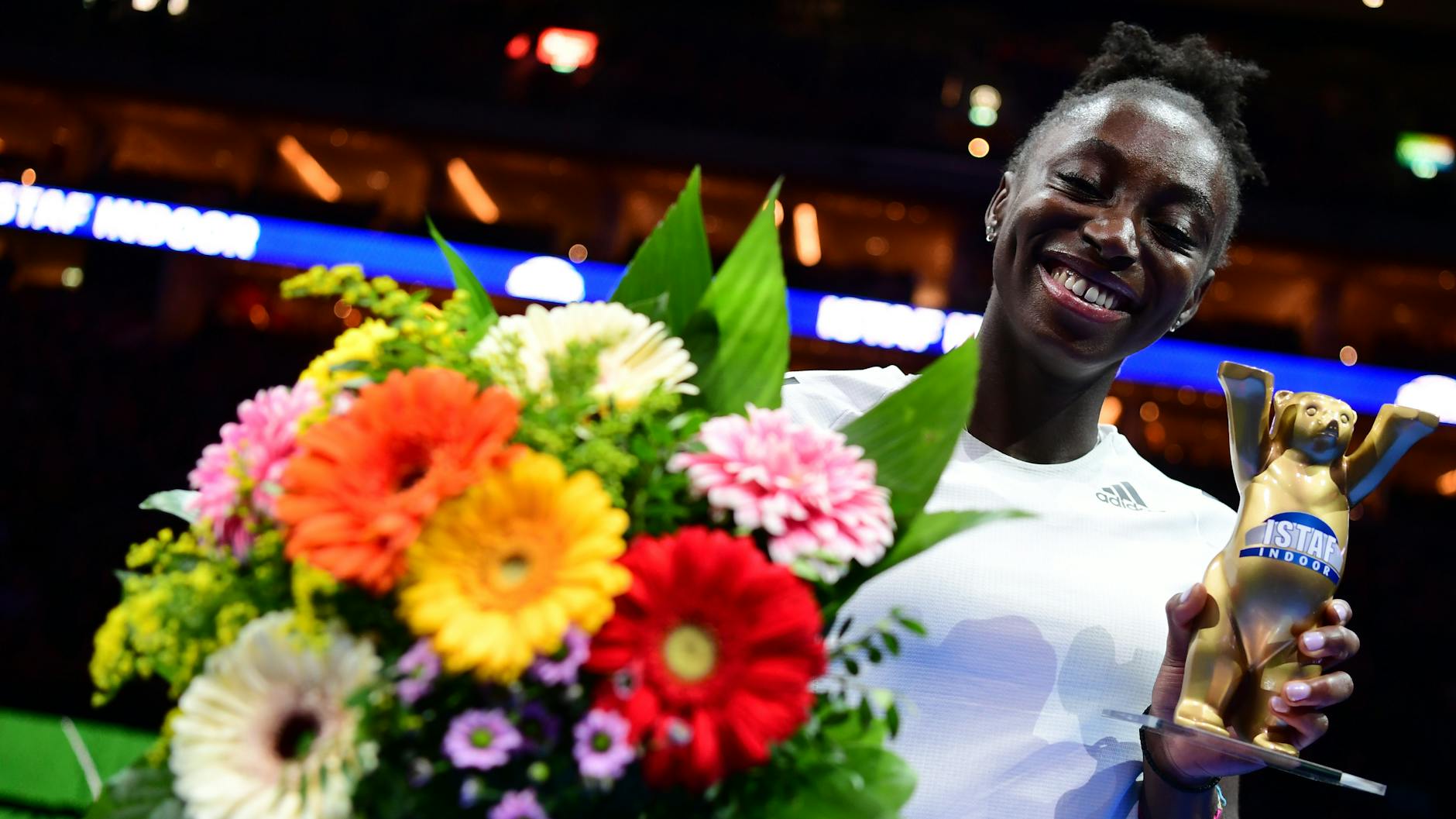 Mit Bär und Blumen: Die Berlinerin Lisa-Marie Kwayie gewinnt den 60-Meter-Sprint beim Istaf Indoor. 