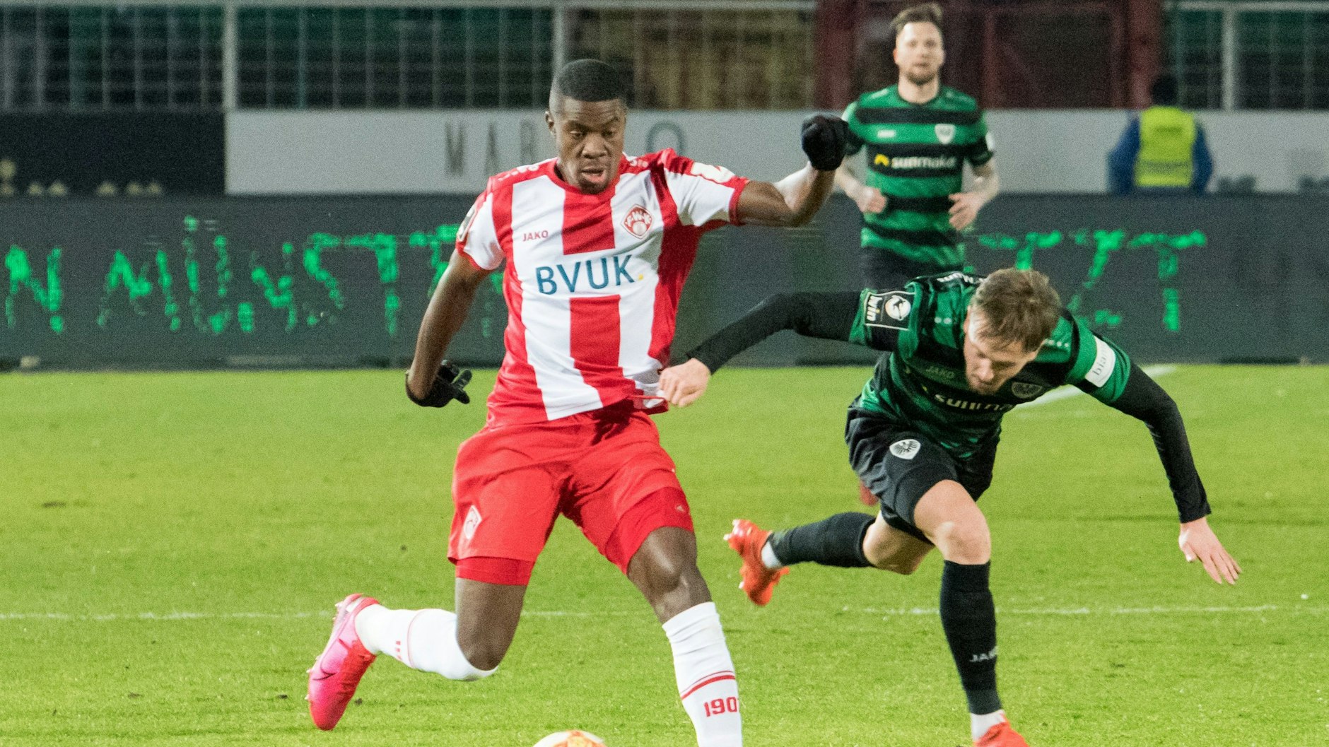 Leroy Kwadwo (rechts)  von den Würzburger Kickers und Lucas Cueto von Preußen Münster während des Drittliga-Spiels Preußen Münster - Würzburger Kickers.