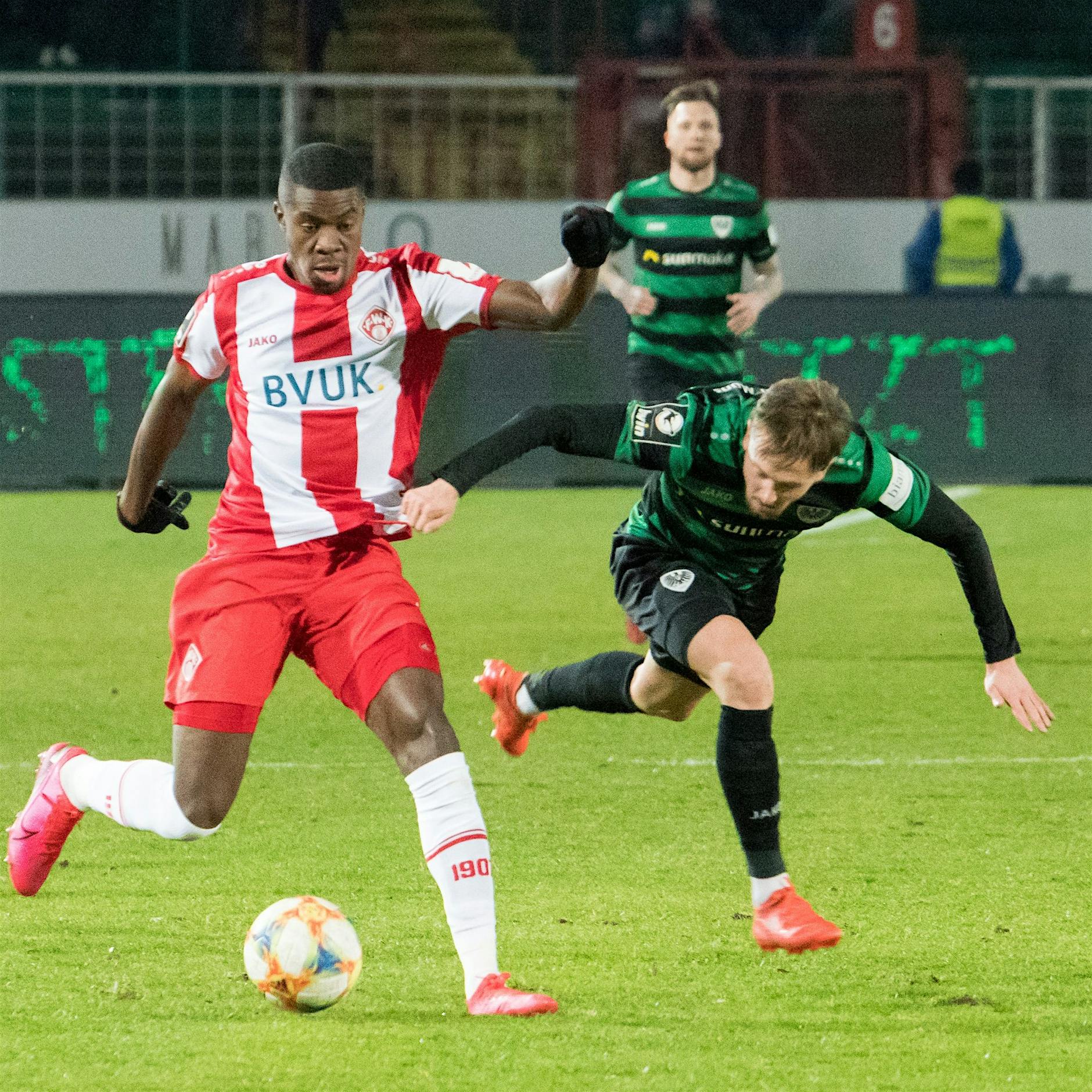 Spieler mit Affenlauten beleidigt - Fans lassen Pöbler sofort aus Stadion entfernen