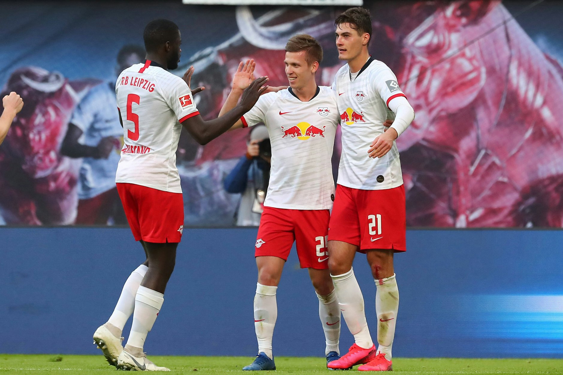 Leipzigs Spieler jubeln über den Sieg gegen Bremen.