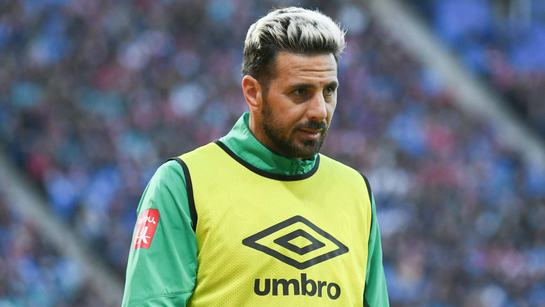 Blond kickt gut? Claudio Pizarro muss bei Werder Bremen den Beleg dieser These derzeit schuldig bleiben. Gegen Leipzig sah der 41-Jährige zu.