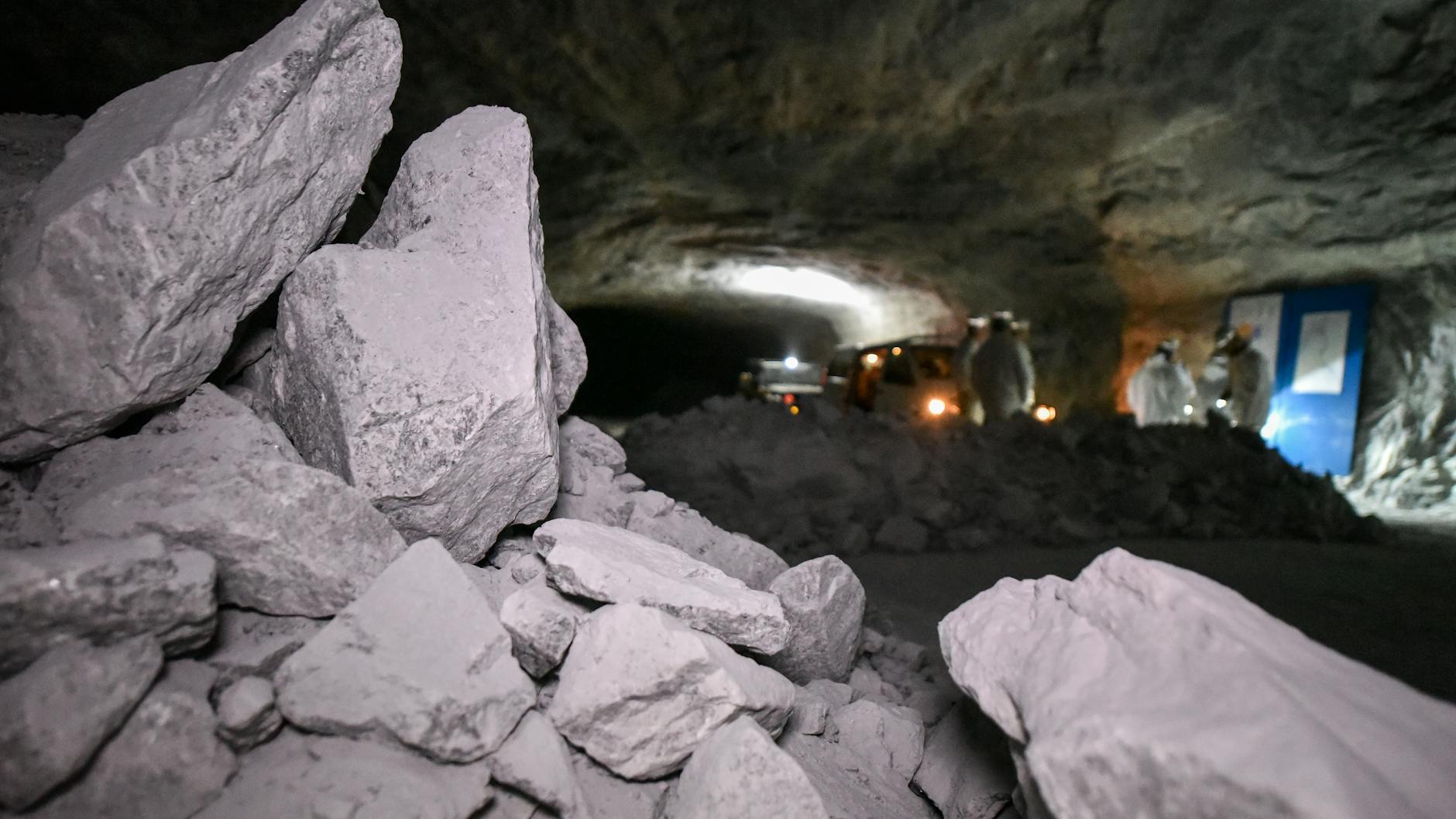 Magnesiumsulfat liegt in einem Bergwerk.