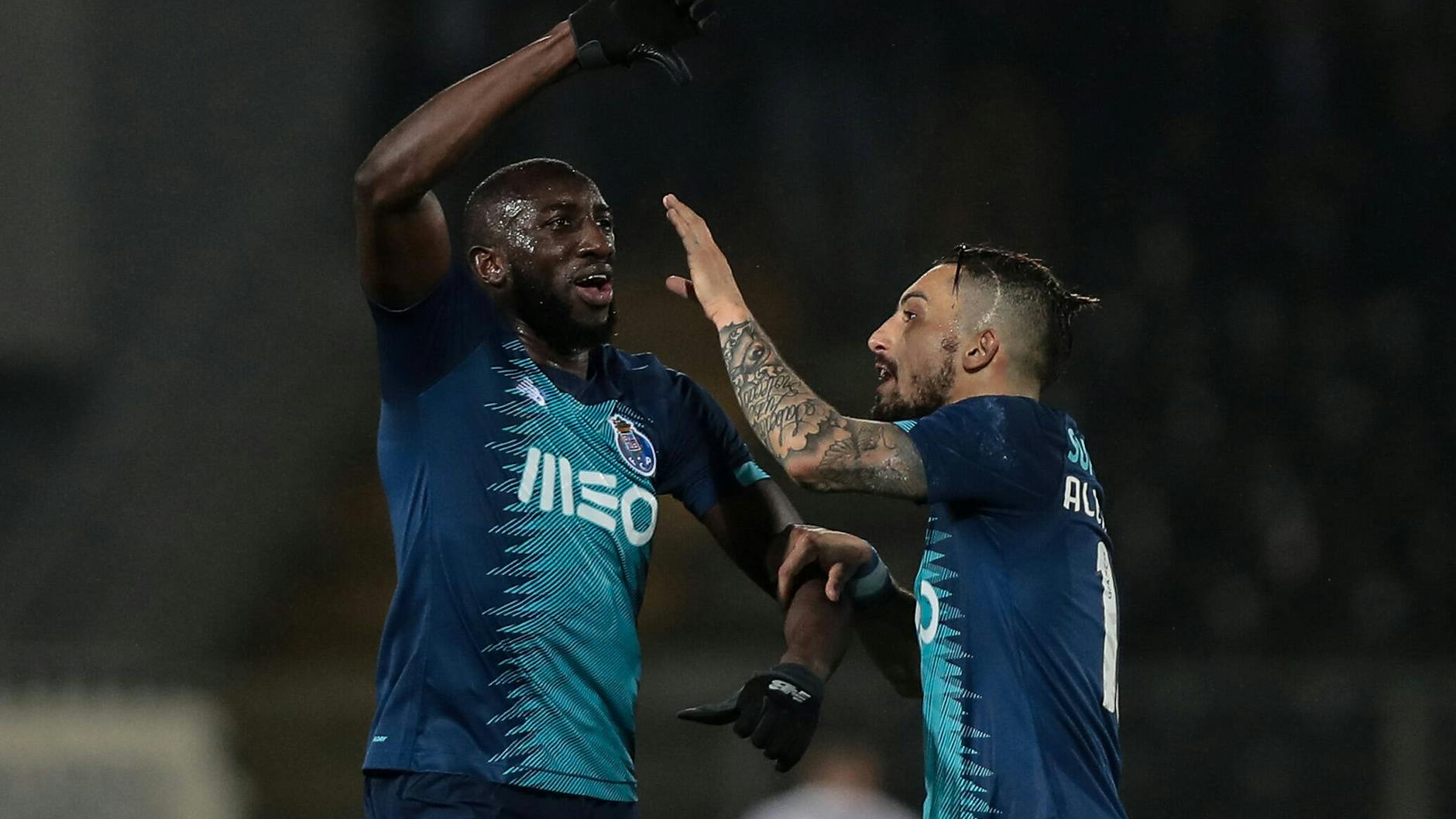 Setzt sich zur Wehr: Moussa Marega vom FC Porto (r.) reagiert nach seinem Siegtor auf Affenlaute im Guimarães-Stadion.