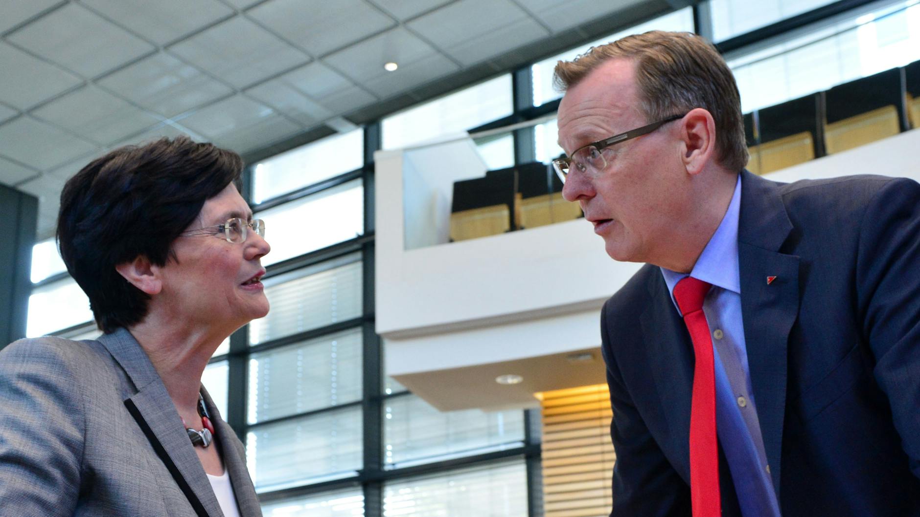 Bodo Ramelow (Linke) spricht mit Christine Lieberknecht (CDU).