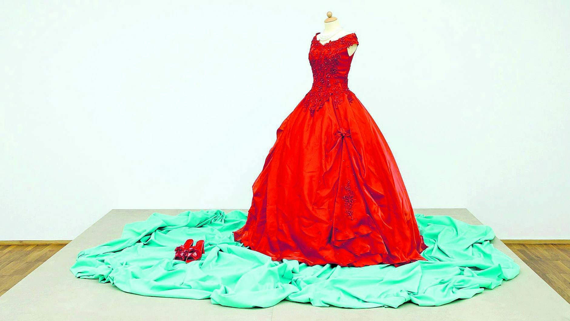 Hans-Peter-Feldmann-Installation: „Rotes Abendkleid“, 2002