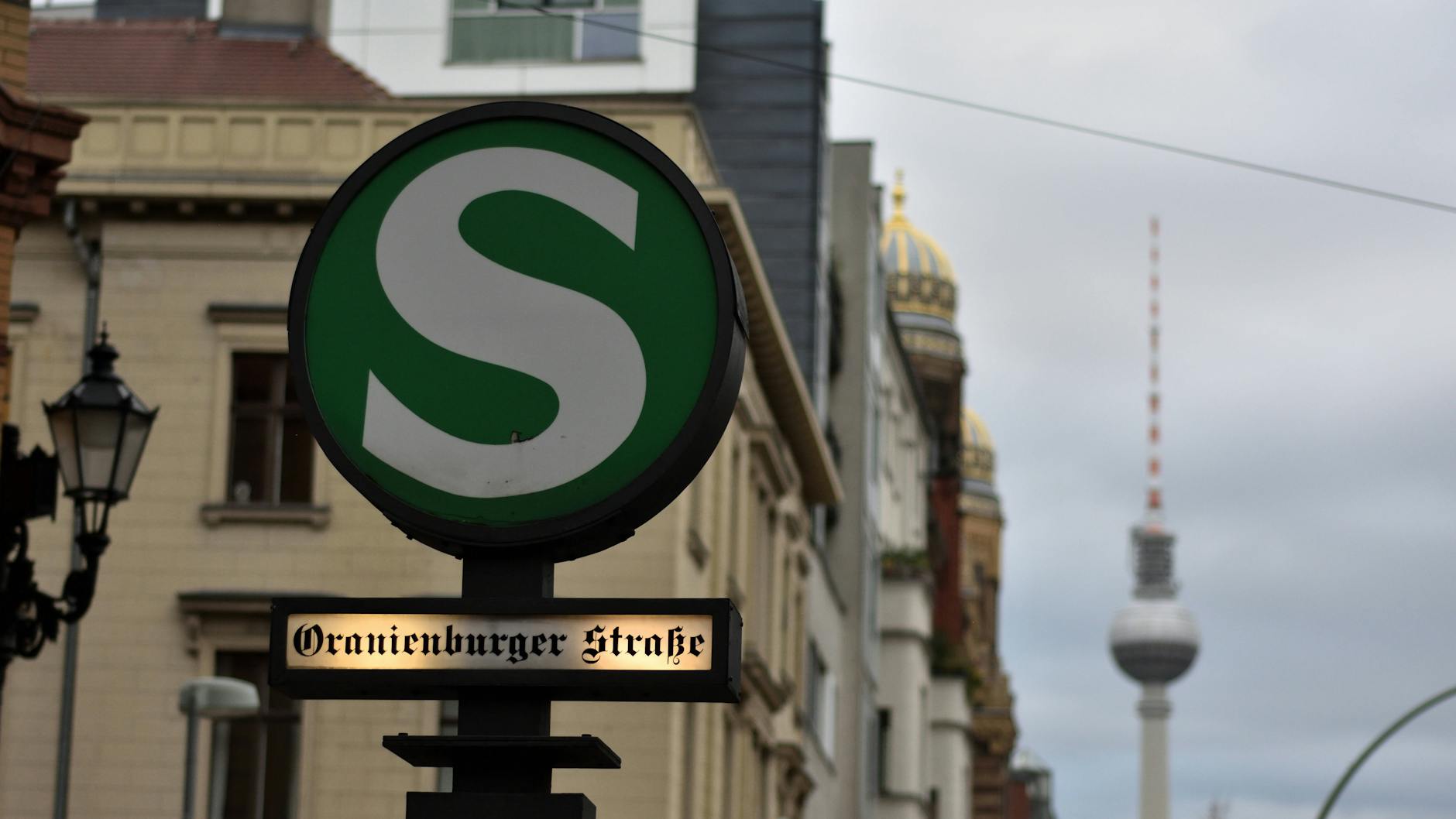 Der S-Bahnhof Oranienburger Straße in Mitte liegt im Nordsüd-Tunnel. Er gehört zu einem der beiden S-Bahn-Teilnetze, die bald ausgeschrieben werden sollen.