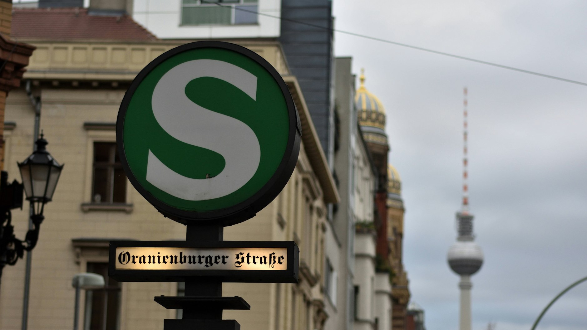 Der S-Bahnhof Oranienburger Straße in Mitte liegt im Nordsüd-Tunnel. Er gehört zu einem der beiden S-Bahn-Teilnetze, die bald ausgeschrieben werden sollen.