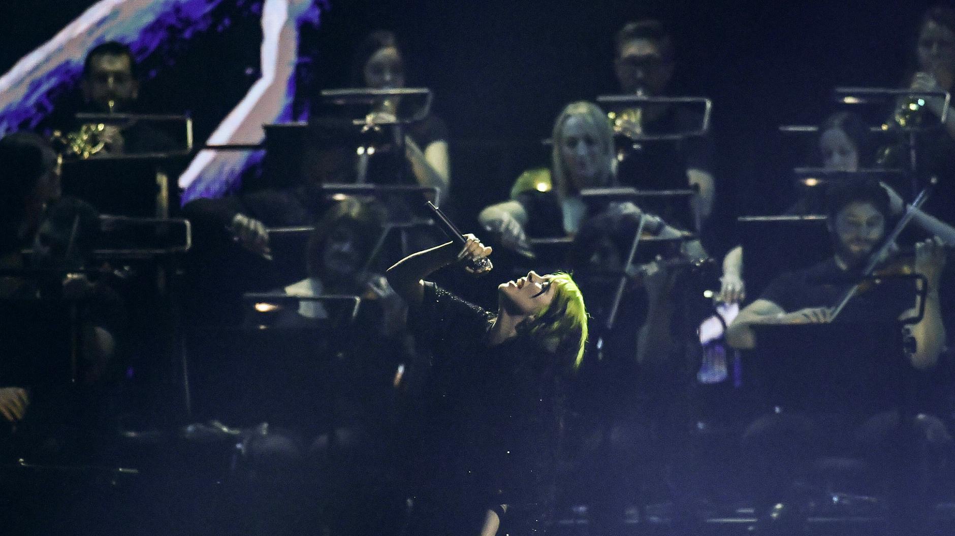 Billie Eilish singt bei den Brit Awards. 
