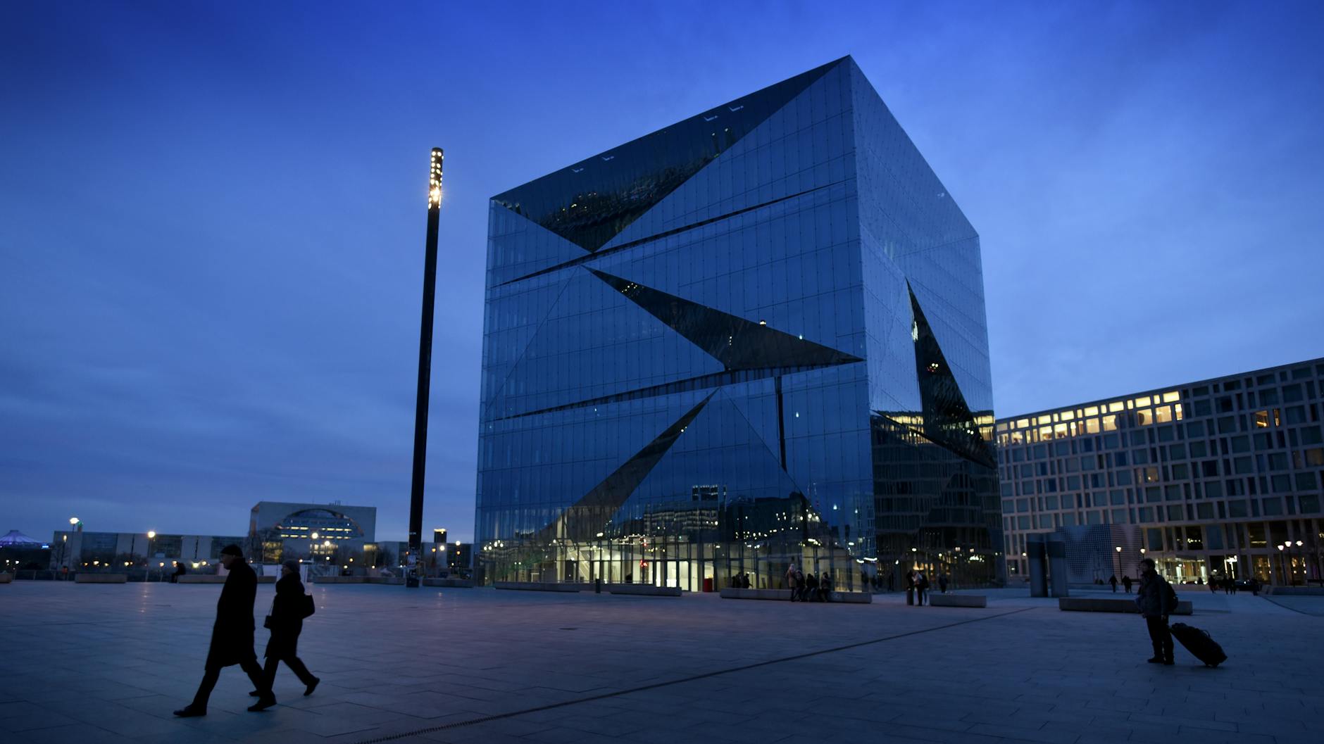 Spektakuläre Architektur: das Bürohaus Cube vor dem Hauptbahnhof. Der Bau kostete rund 100 Millionen Euro.