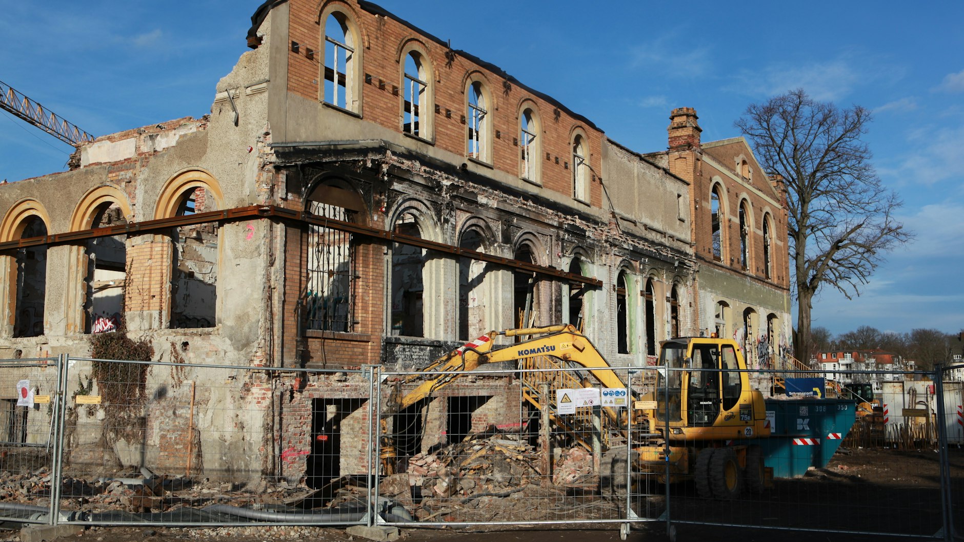Nur noch eine Ruine: Das Haus Riviera und das Gesellschaftshaus.&nbsp;