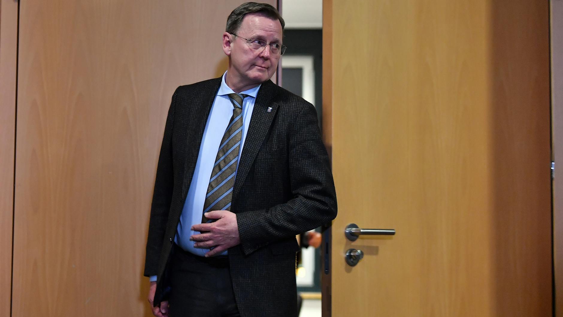 Bodo Ramelow (Die Linke) kommt aus dem Konferenzraum nach einem erneuten Treffen von Linke, SPD und Grünen sowie der CDU im Thüringer Landtag.