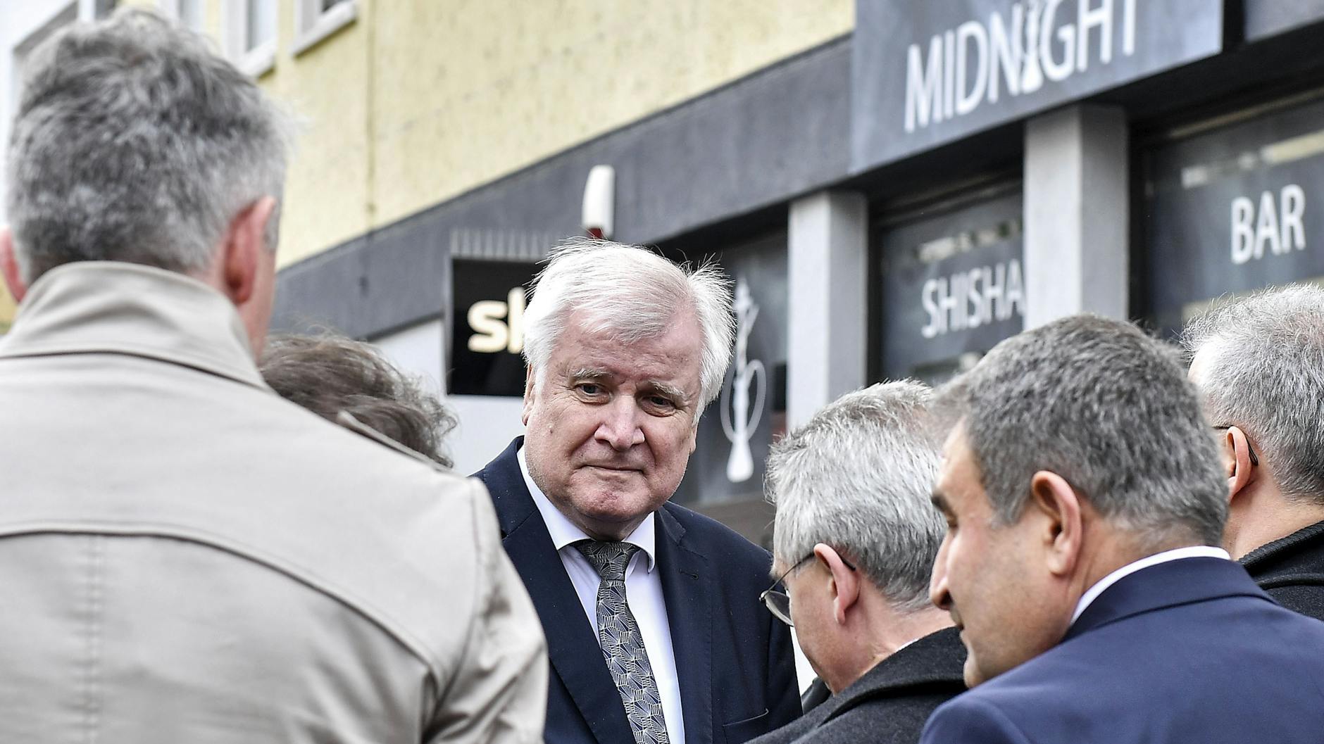 Bundesinnenminister Horst Seehofer besucht den Tatort in Hanau.