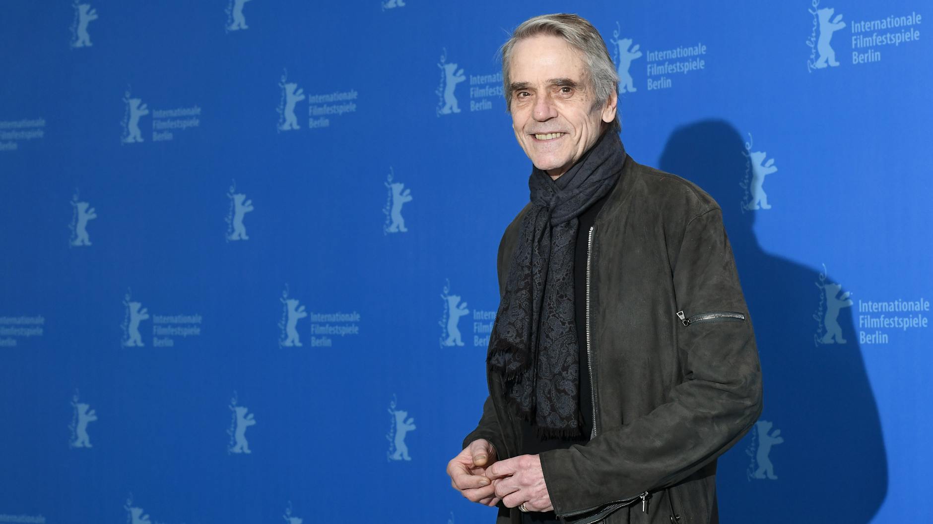 Der Jury-Präsident Jeremy Irons sieht etwas erschöpft aus, dabei geht der Wettbewerb jetzt erst los.