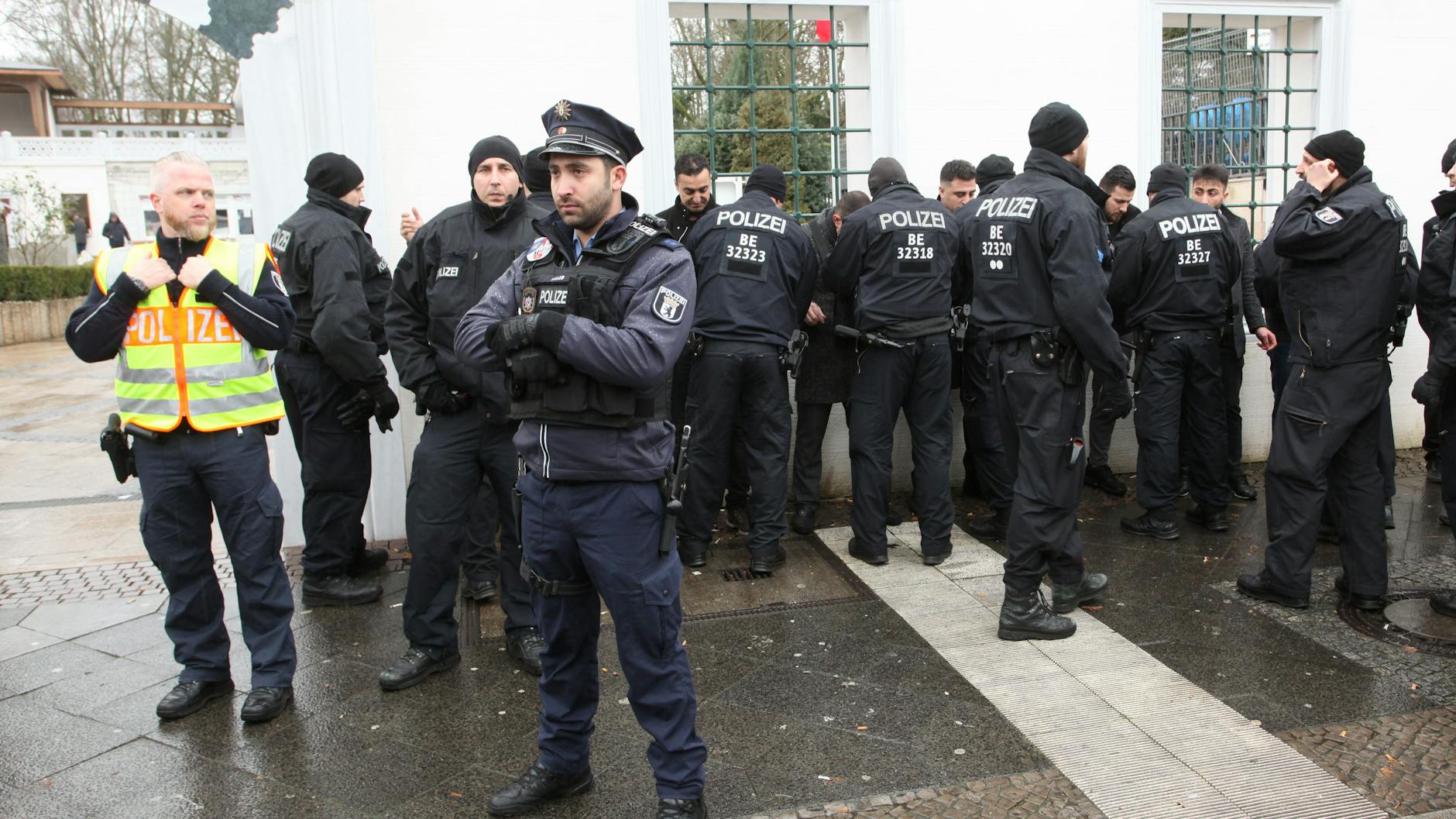 Polizisten kontrollierten mehrere Trauergäste.