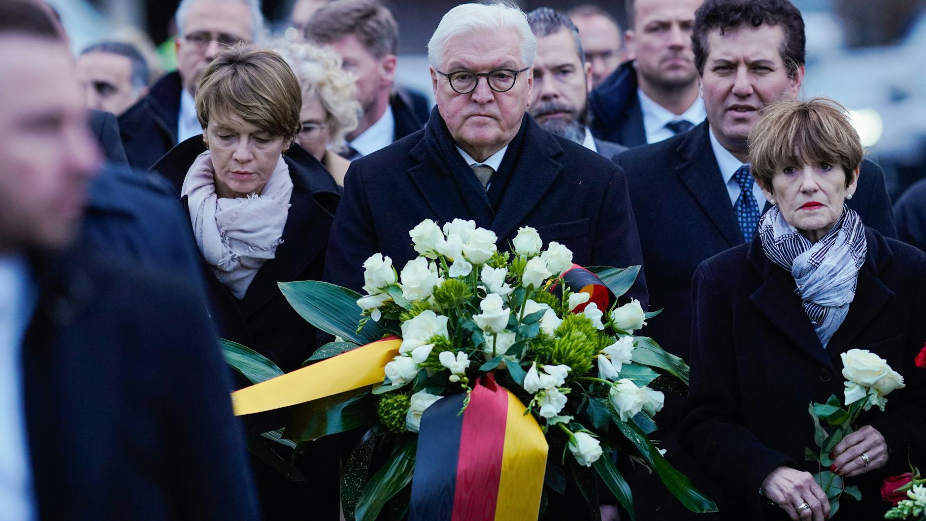 Bundespräsident Frank-Walter Steinmeier legt einen Blumenstrauß in Hanau nieder.