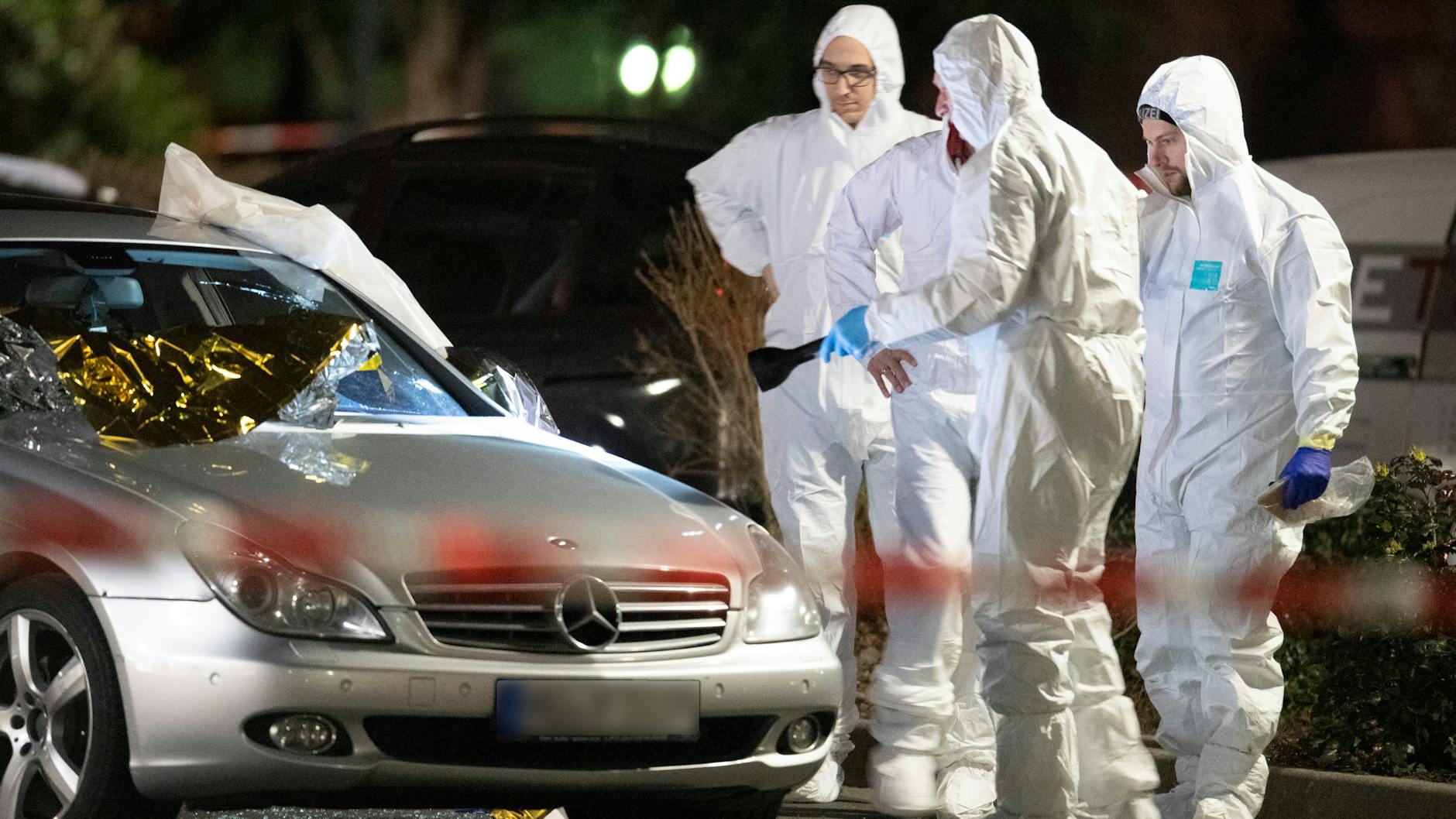 Forensiker arbeiten an einem Tatort in Hanau-Kesselstadt an einem Mercedes. Durch Schüsse sind im hessischen Hanau mehrere Menschen getötet worden. 