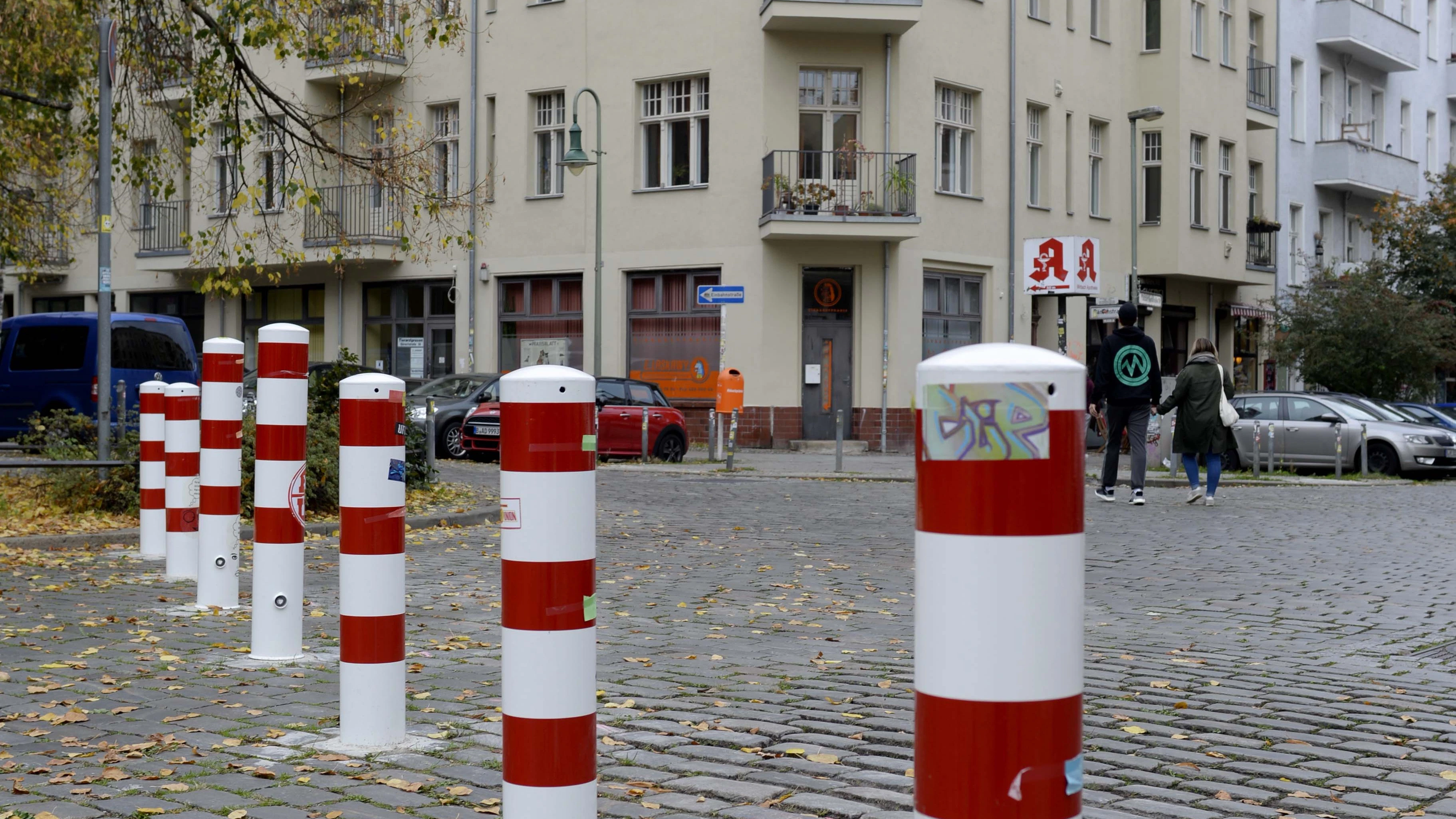 Die Poller des Anstoßes: Seit August 2019 versperren an drei Stellen im Kiez Barrieren die Durchfahrt.