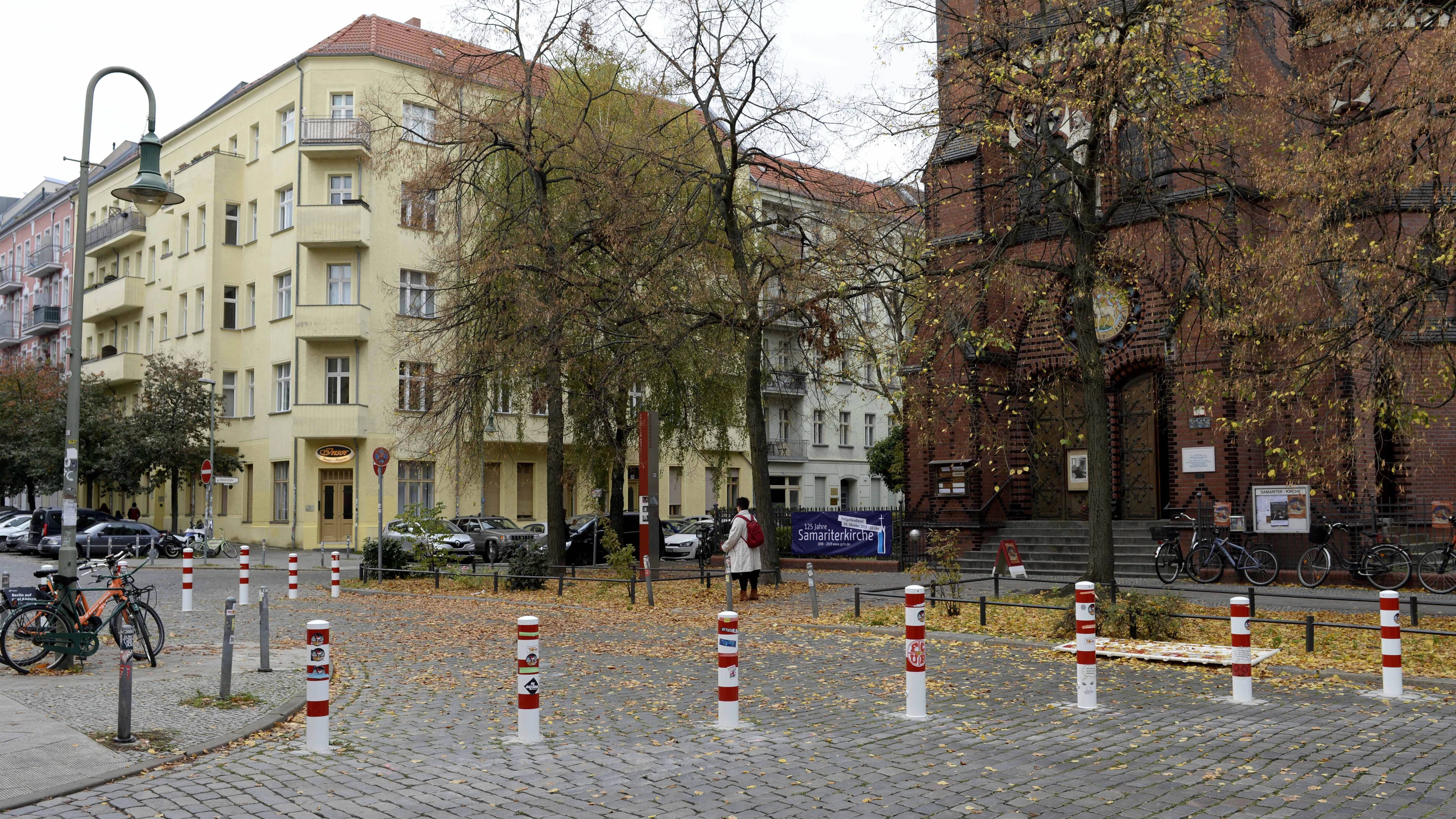Haben den Groll der Autonutzer auf sich gezogen: Verkehrspoller im Samariterkiez in Berlin-Friedrichshain.